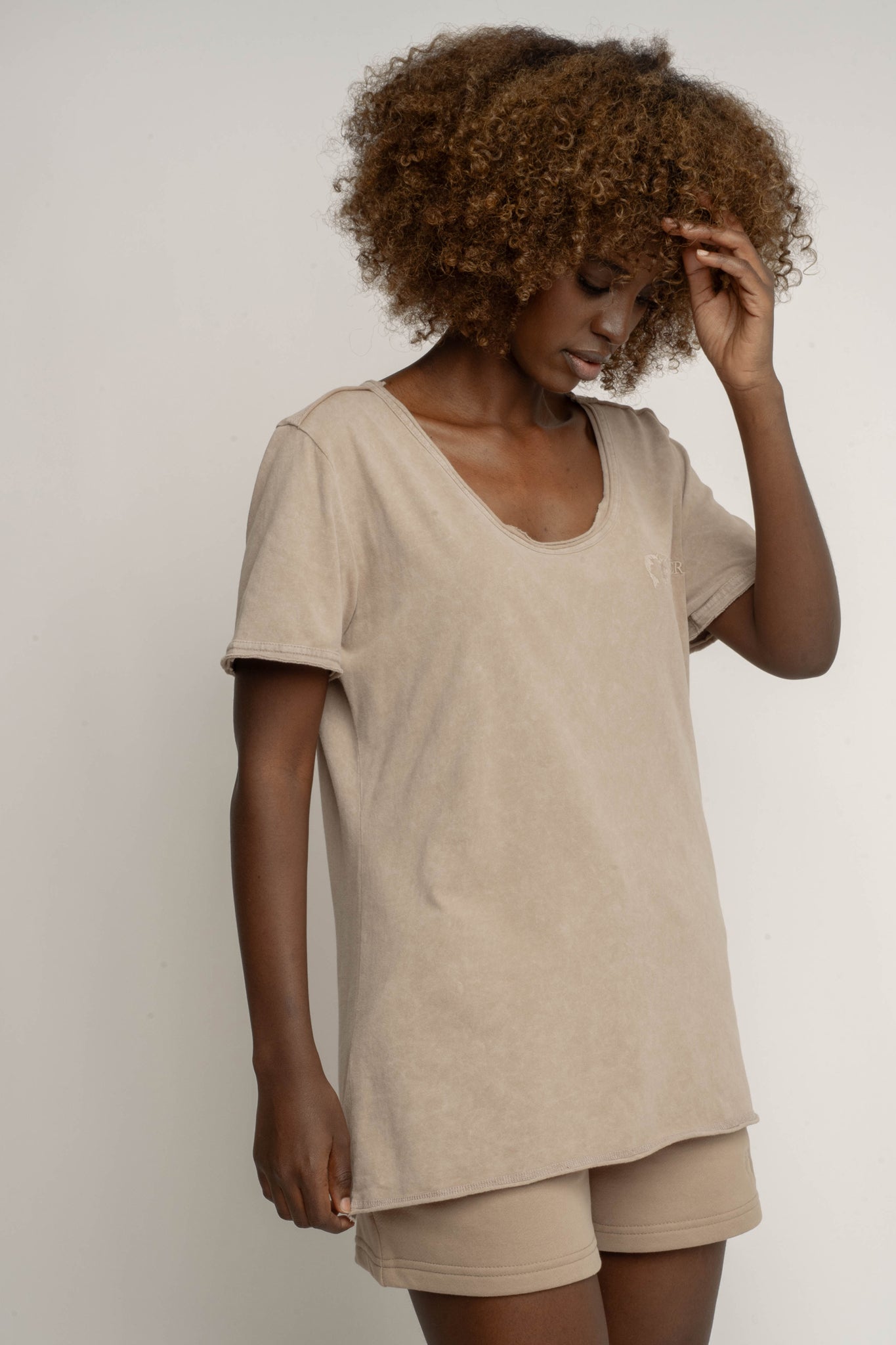 T-SHIRT Z EFEKTEM WASHED BEŻOWY - SEINE