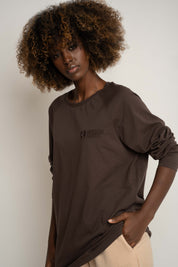 LONGSLEEVE OVERSIZE Z DELIKATNYM EFEKTEM SPRANIA CIEMNOBRĄZOWY  - OBILATU