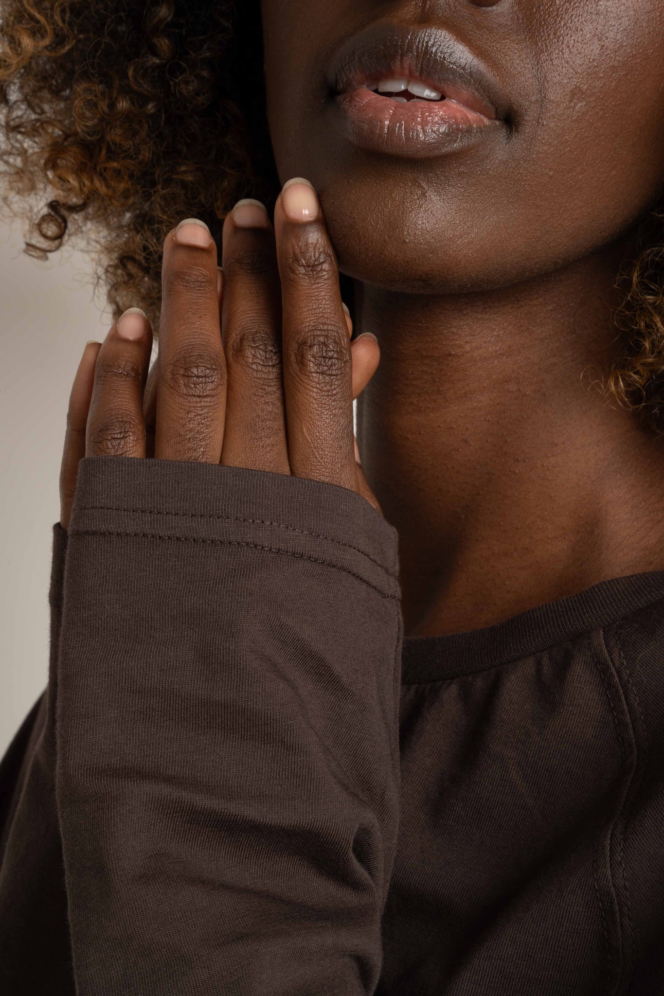 LONGSLEEVE OVERSIZE Z DELIKATNYM EFEKTEM SPRANIA CIEMNOBRĄZOWY  - OBILATU