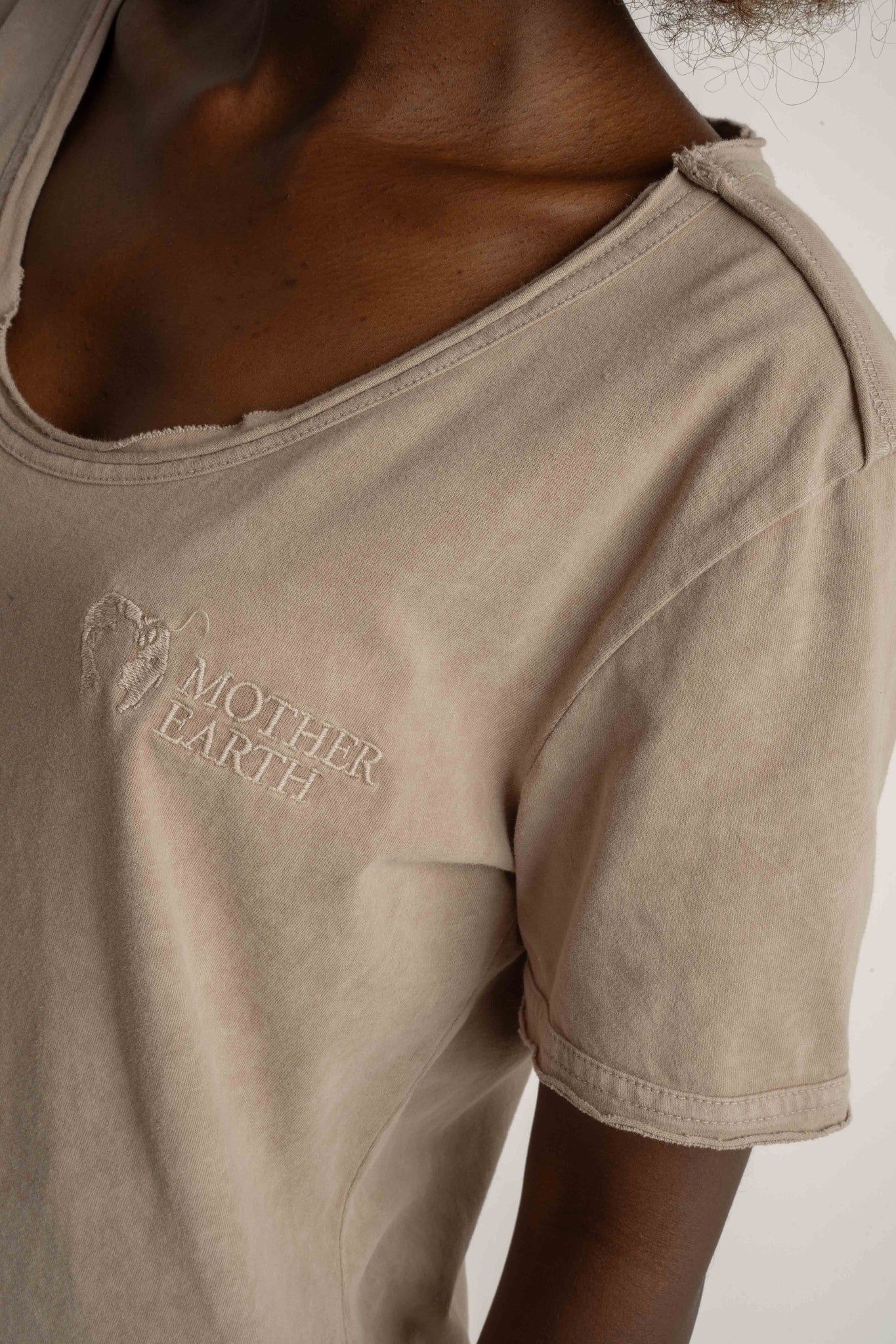 T-SHIRT Z EFEKTEM WASHED BEŻOWY - SEINE