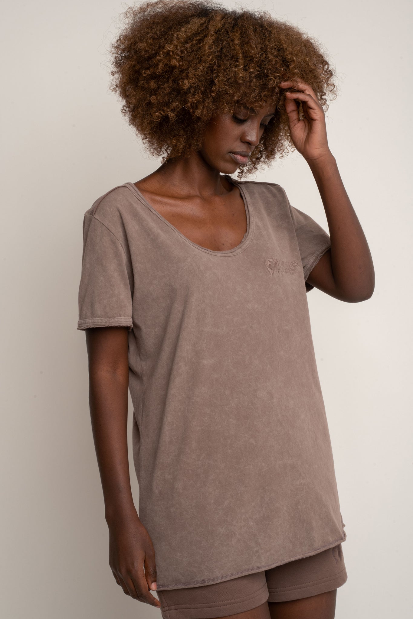 T-SHIRT Z EFEKTEM WASHED BRĄZOWY - SEINE