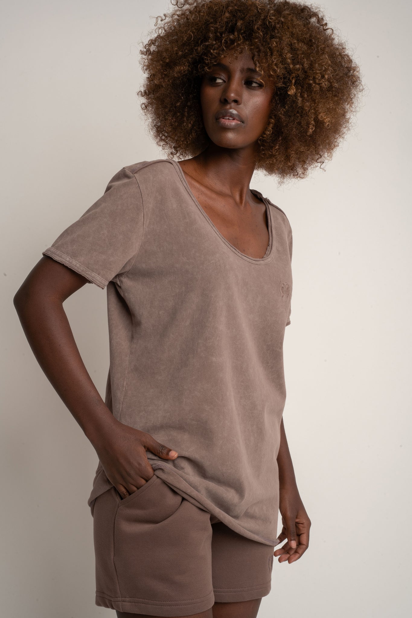 T-SHIRT Z EFEKTEM WASHED BRĄZOWY - SEINE