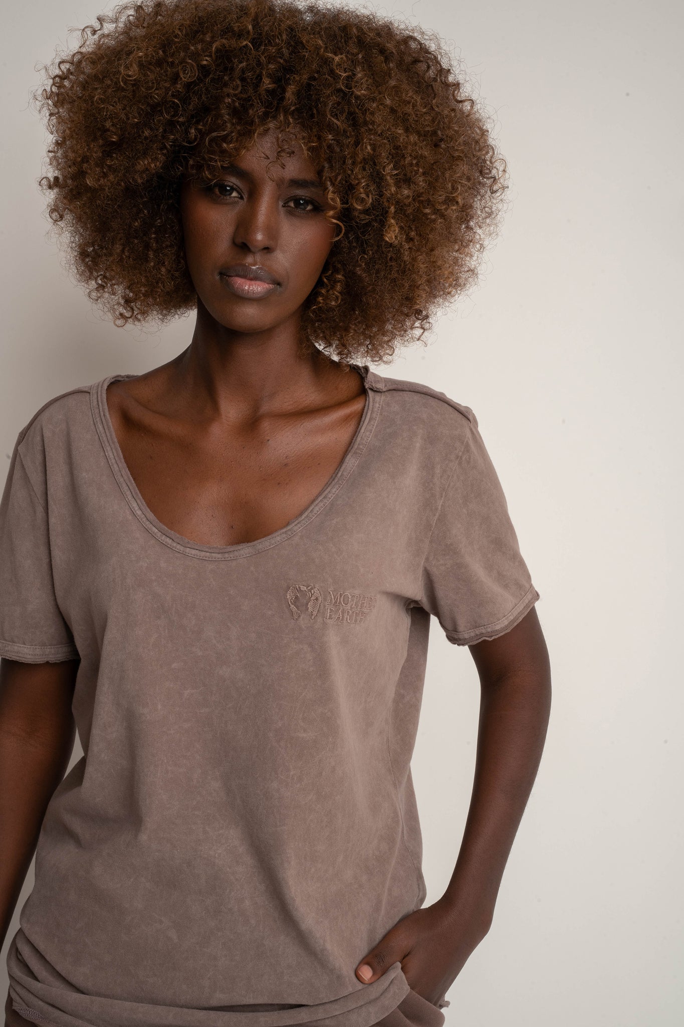 T-SHIRT Z EFEKTEM WASHED BRĄZOWY - SEINE