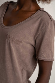 T-SHIRT Z EFEKTEM WASHED BRĄZOWY - SEINE