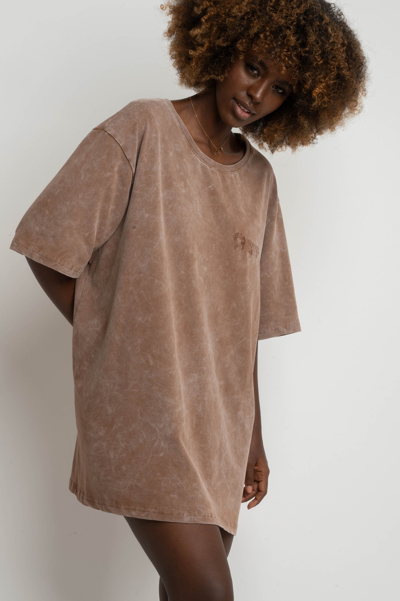 T-SHIRT DAMSKI Z EFEKTEM WASHED BRĄZOWY - ARETE