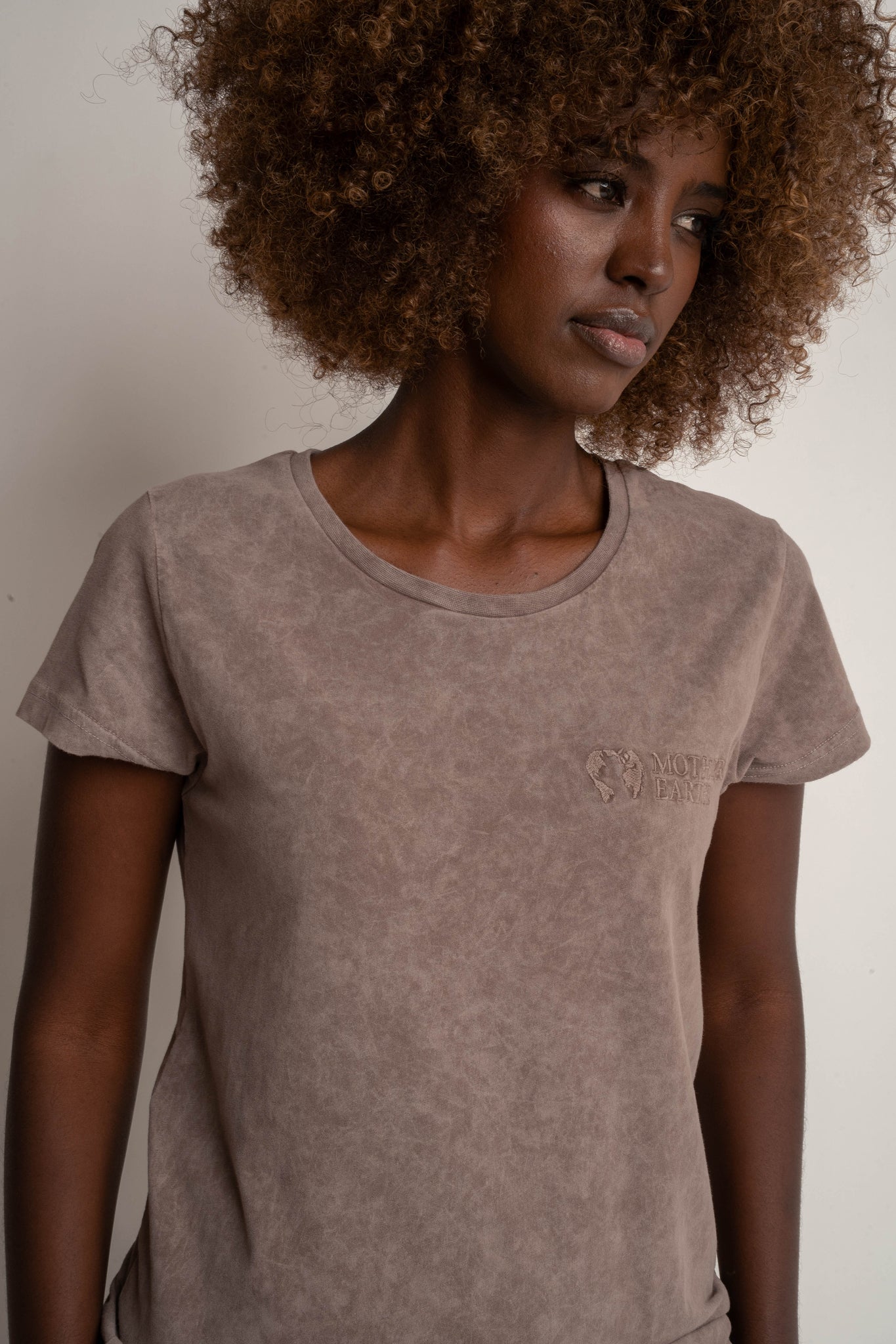 T-SHIRT Z EFEKTEM WASHED BRĄZOWY - YUKON