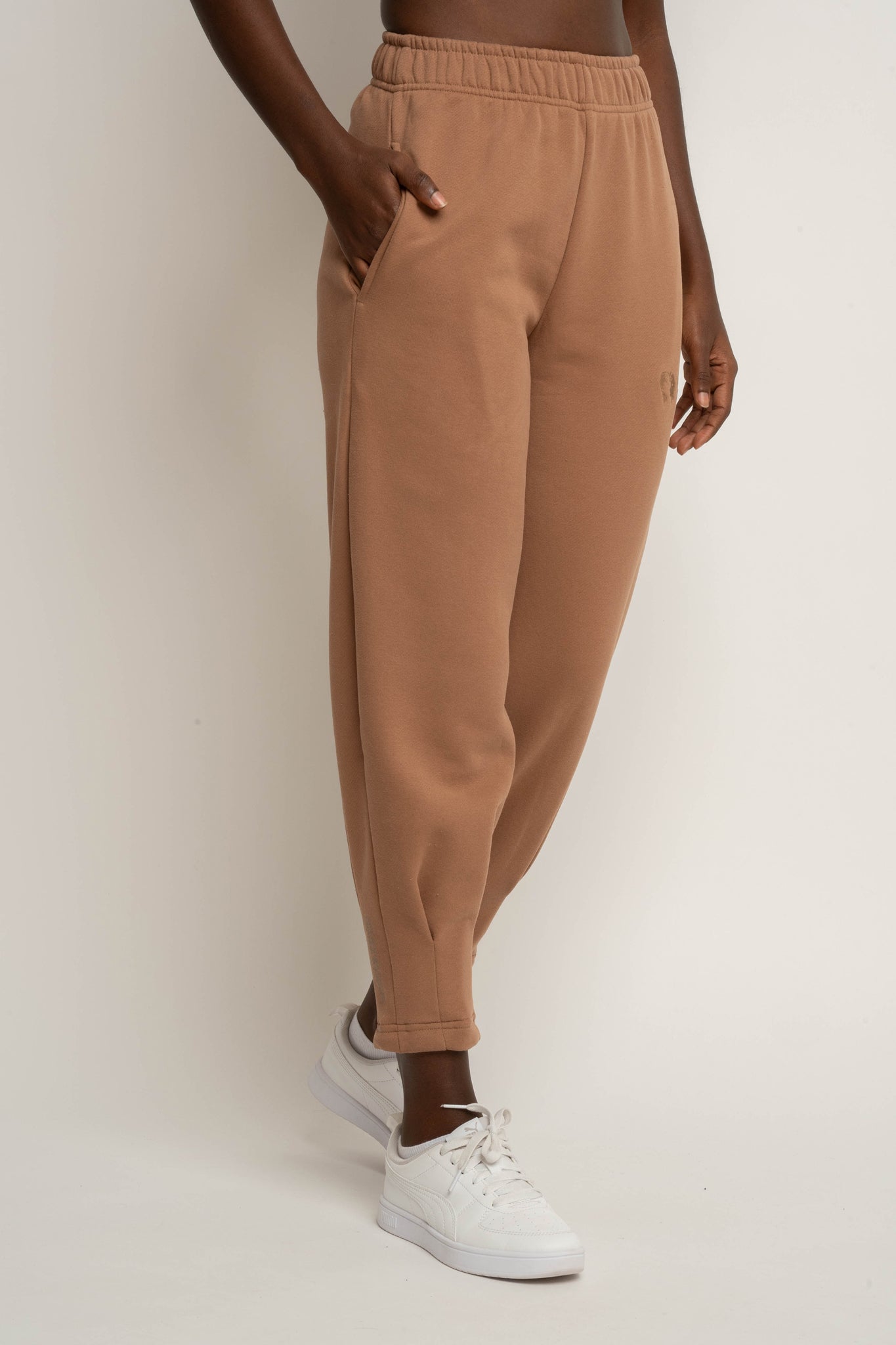 SPODNIE DRESOWE ZE ZWĘŻANYMI NOGAWKAMI BRĄZOWE - ANACAPA