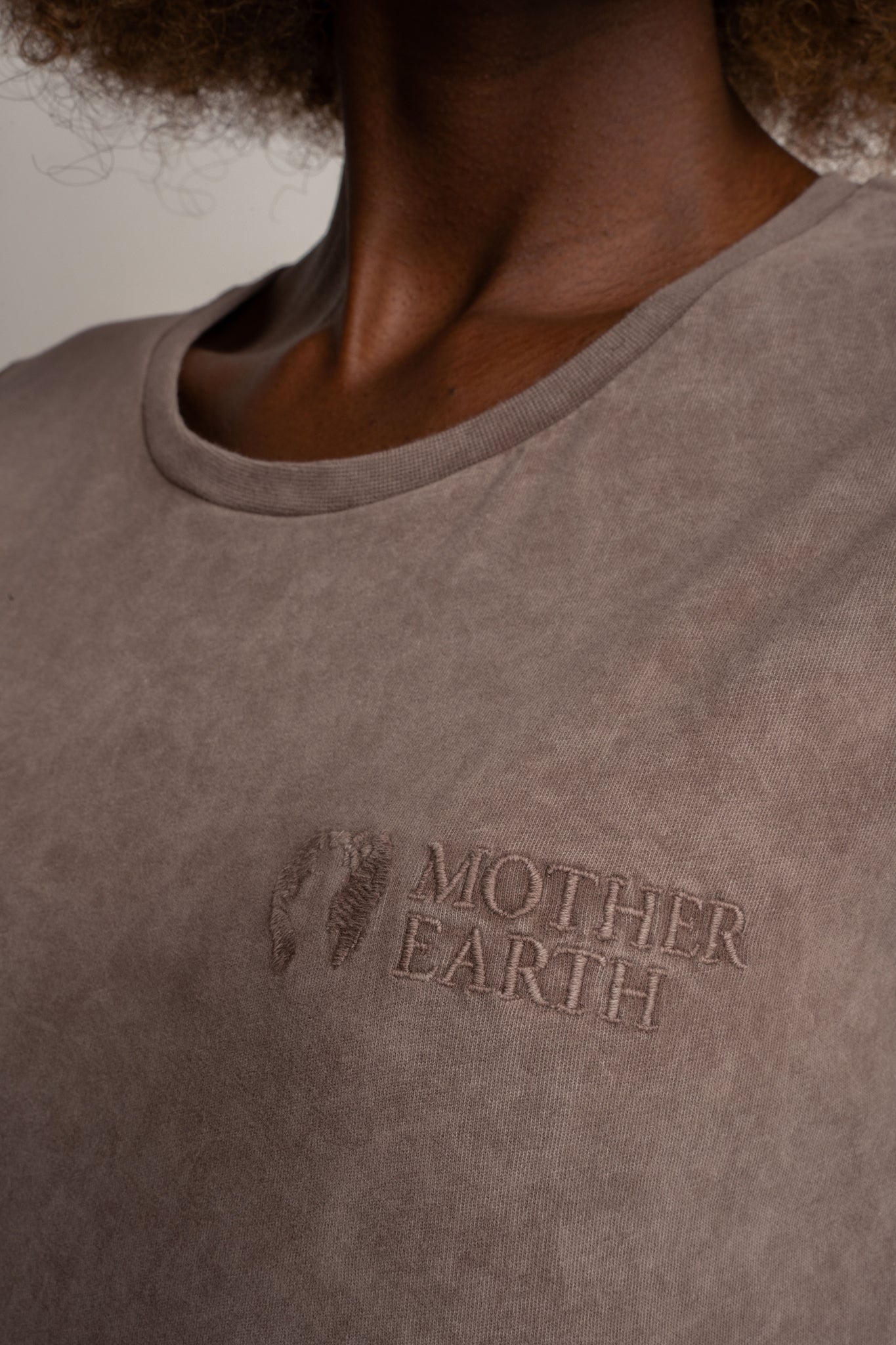 T-SHIRT Z EFEKTEM WASHED BRĄZOWY - YUKON