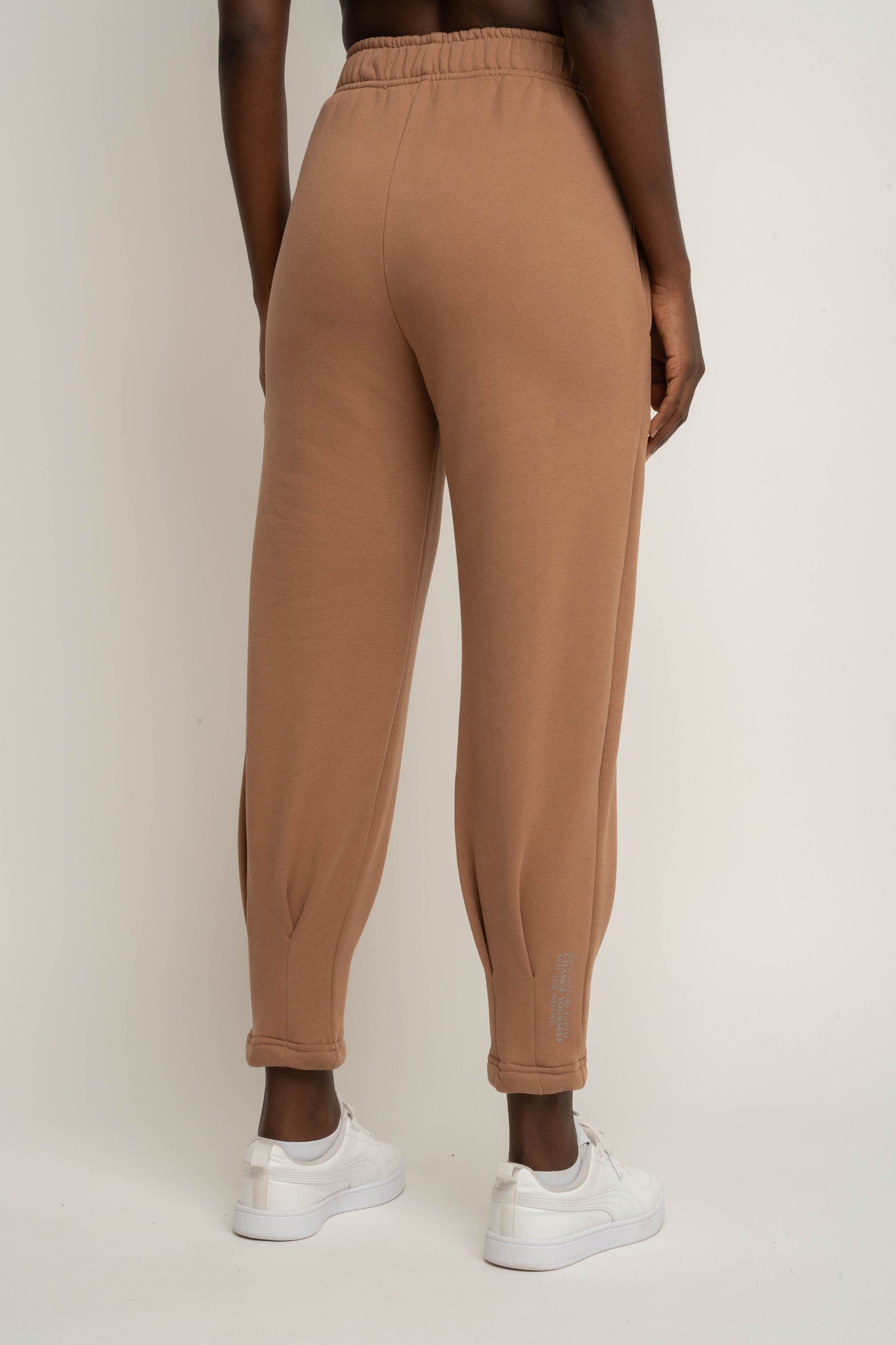 SPODNIE DRESOWE ZE ZWĘŻANYMI NOGAWKAMI BRĄZOWE - ANACAPA