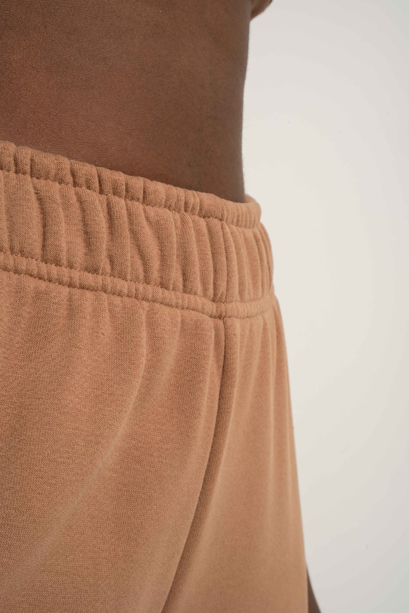 SPODNIE DRESOWE ZE ZWĘŻANYMI NOGAWKAMI BRĄZOWE - ANACAPA