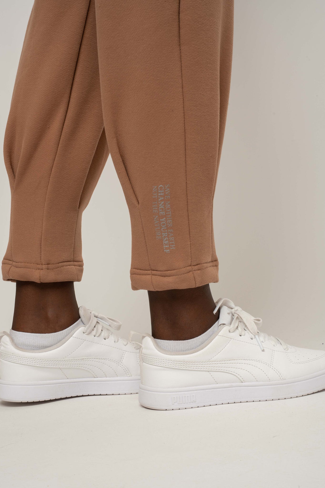 SPODNIE DRESOWE ZE ZWĘŻANYMI NOGAWKAMI BRĄZOWE - ANACAPA