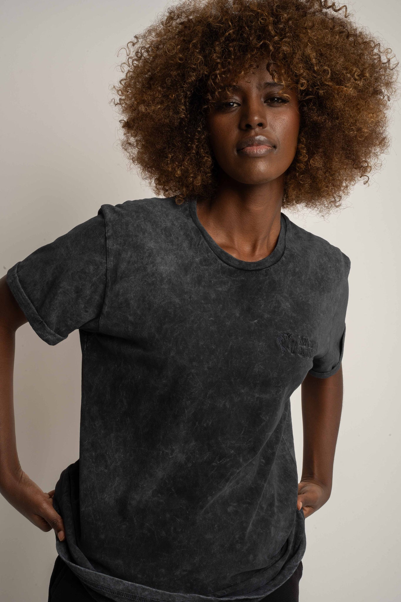 T-SHIRT Z EFEKTEM WASHED CZARNY - MOJAVE