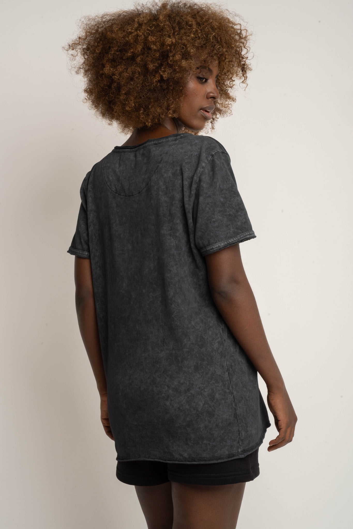 T-SHIRT Z EFEKTEM WASHED CZARNY - SEINE