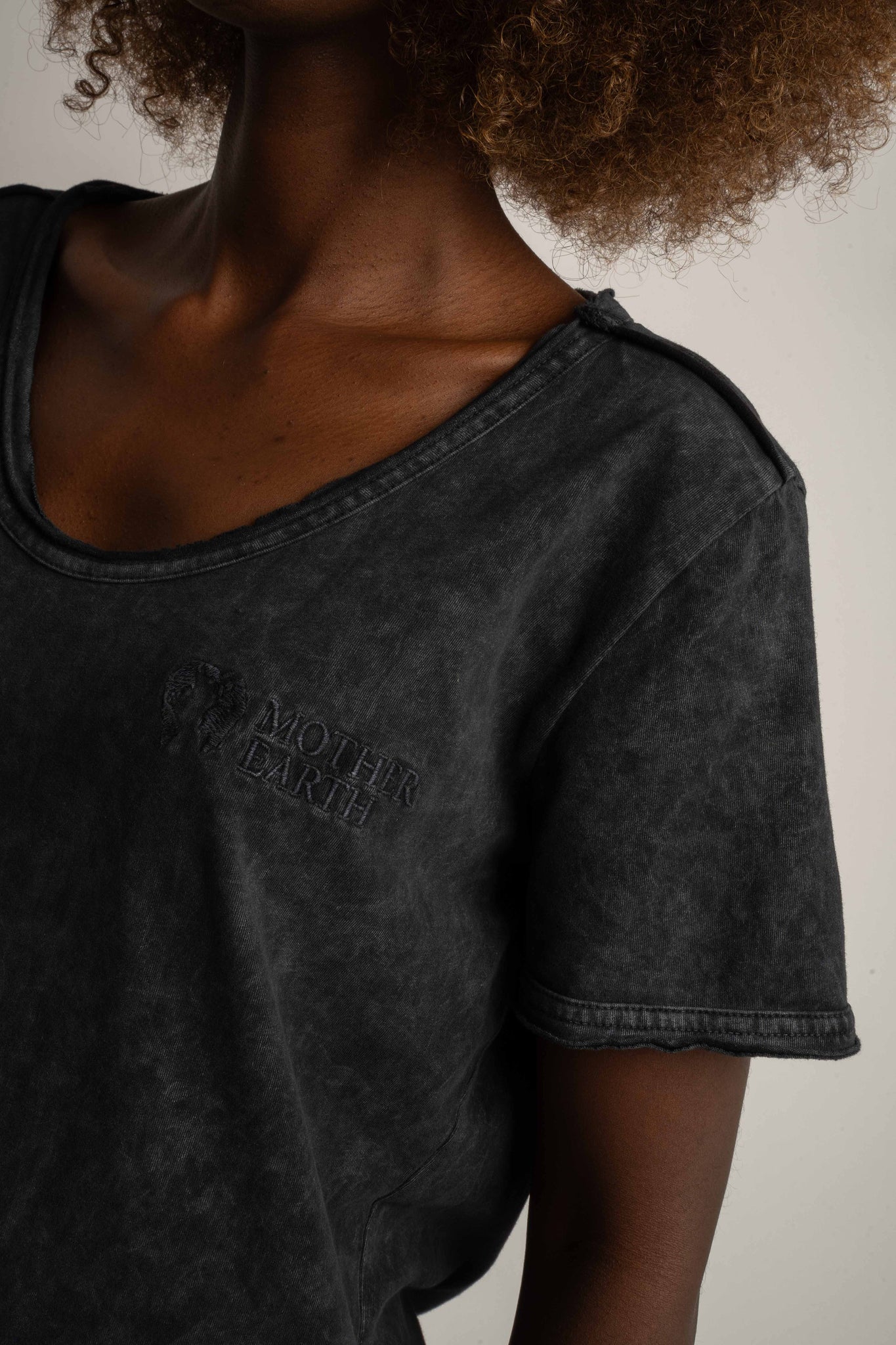 T-SHIRT Z EFEKTEM WASHED CZARNY - SEINE