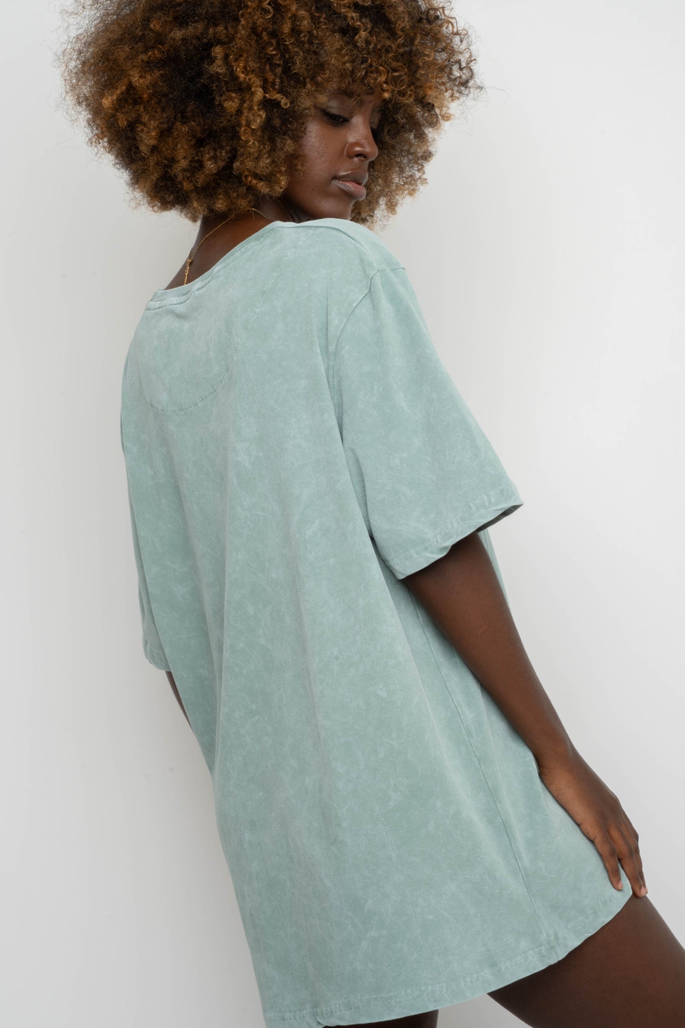 T-SHIRT DAMSKI Z EFEKTEM WASHED TURKUSOWY - ARETE