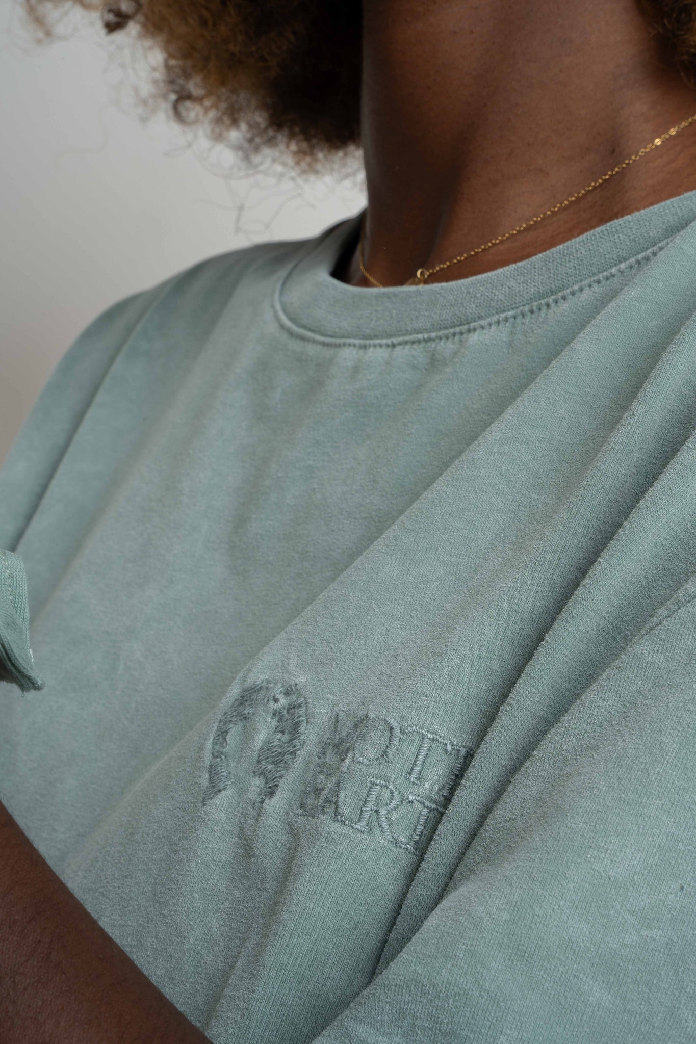 T-SHIRT DAMSKI Z EFEKTEM WASHED TURKUSOWY - ARETE