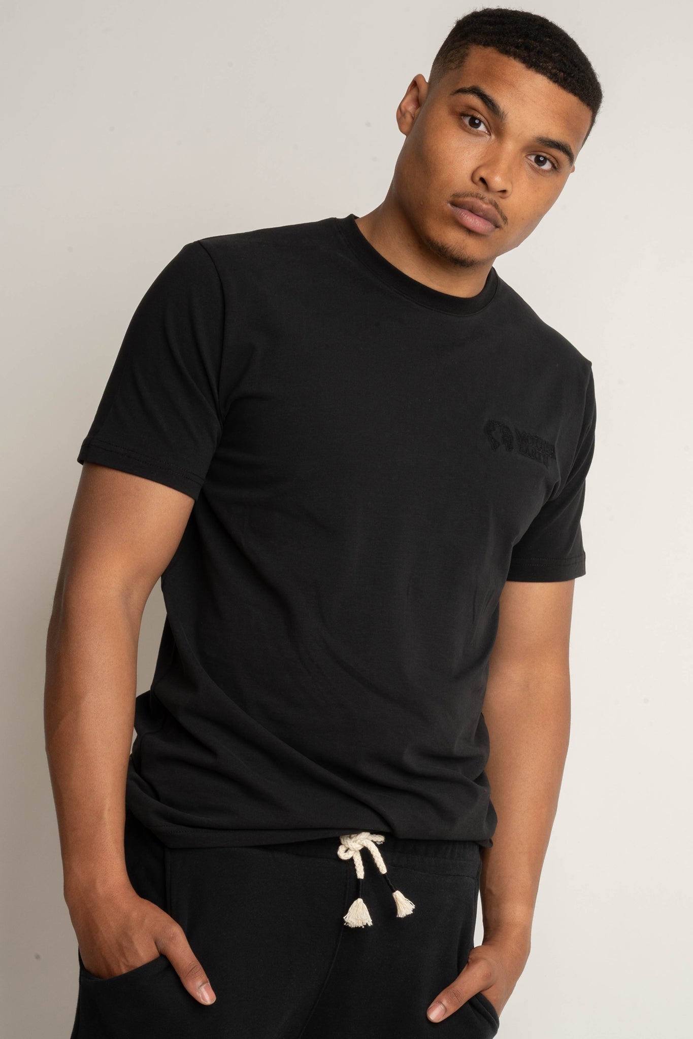 MEN'S BLACK T-SHIRT - EVEREST