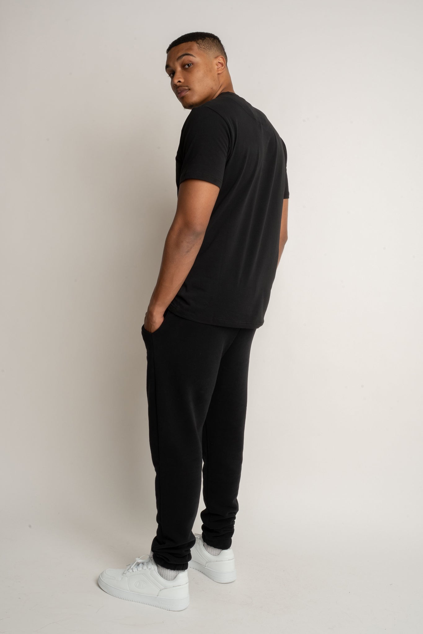 MEN'S BLACK T-SHIRT - EVEREST