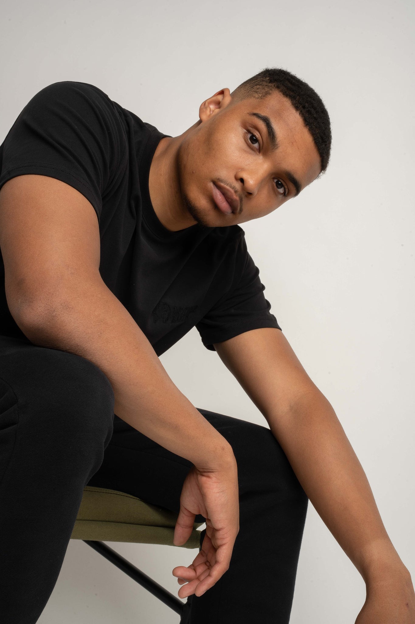 MEN'S BLACK T-SHIRT - EVEREST