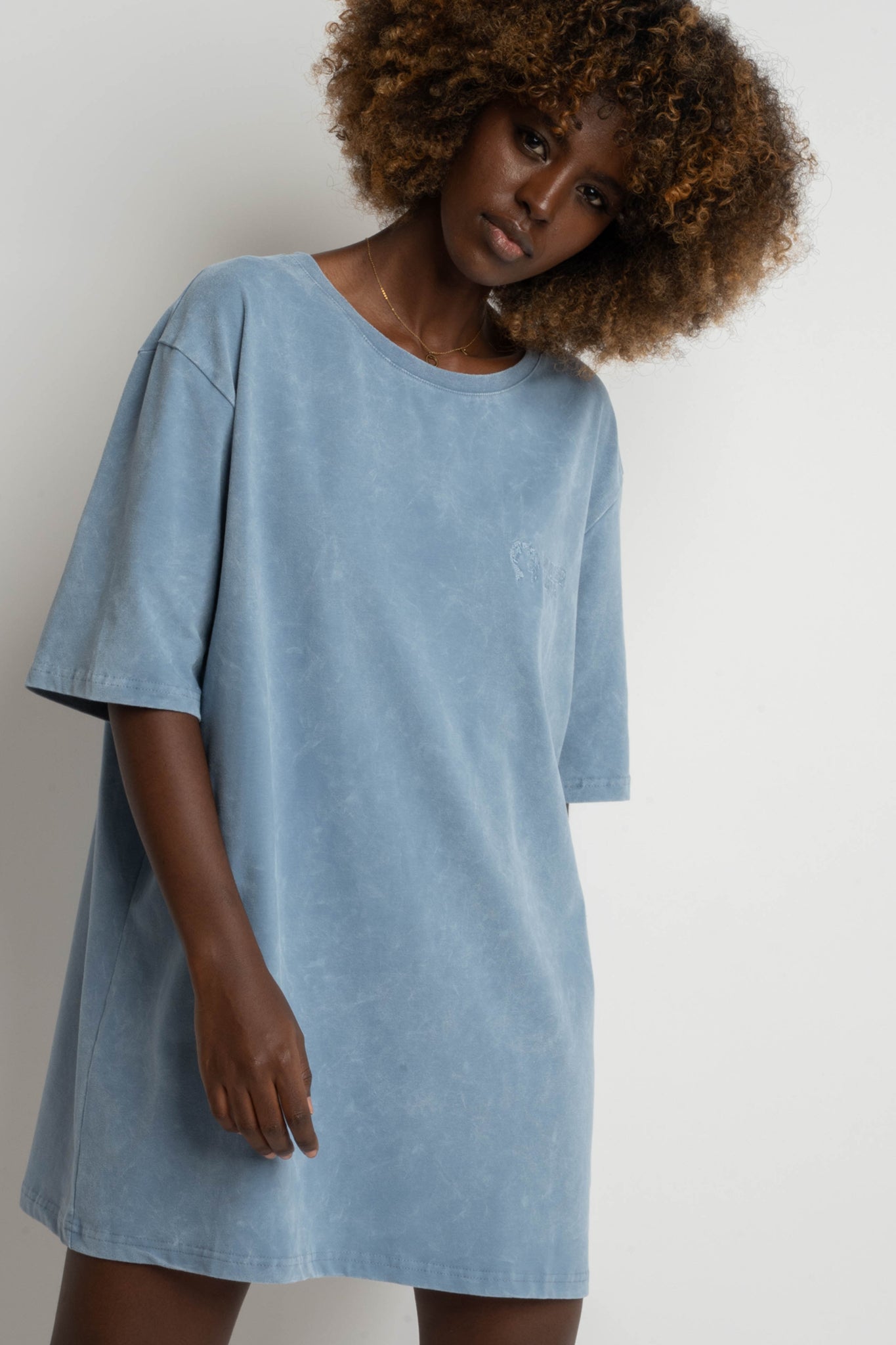 T-SHIRT DAMSKI Z EFEKTEM WASHED CIEMNONIEBIESKI - ARETE
