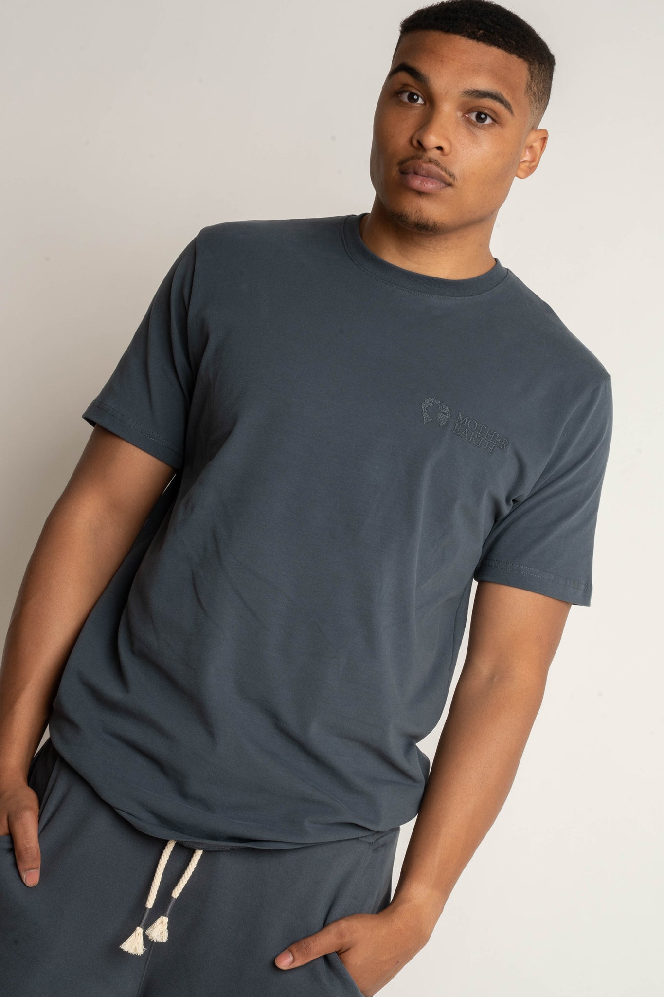 MEN'S GRAPHITE T-SHIRT - EVEREST