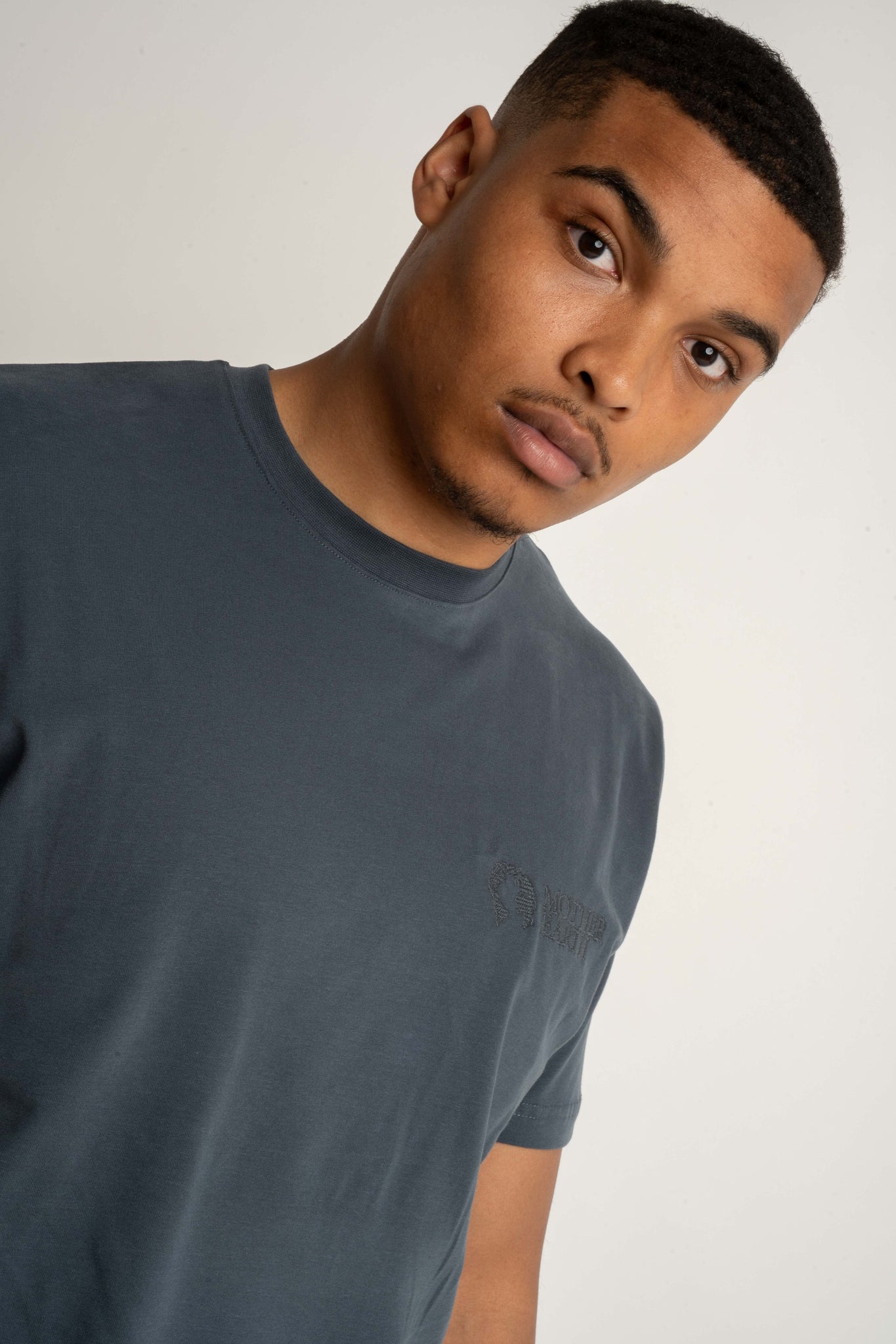 MEN'S GRAPHITE T-SHIRT - EVEREST