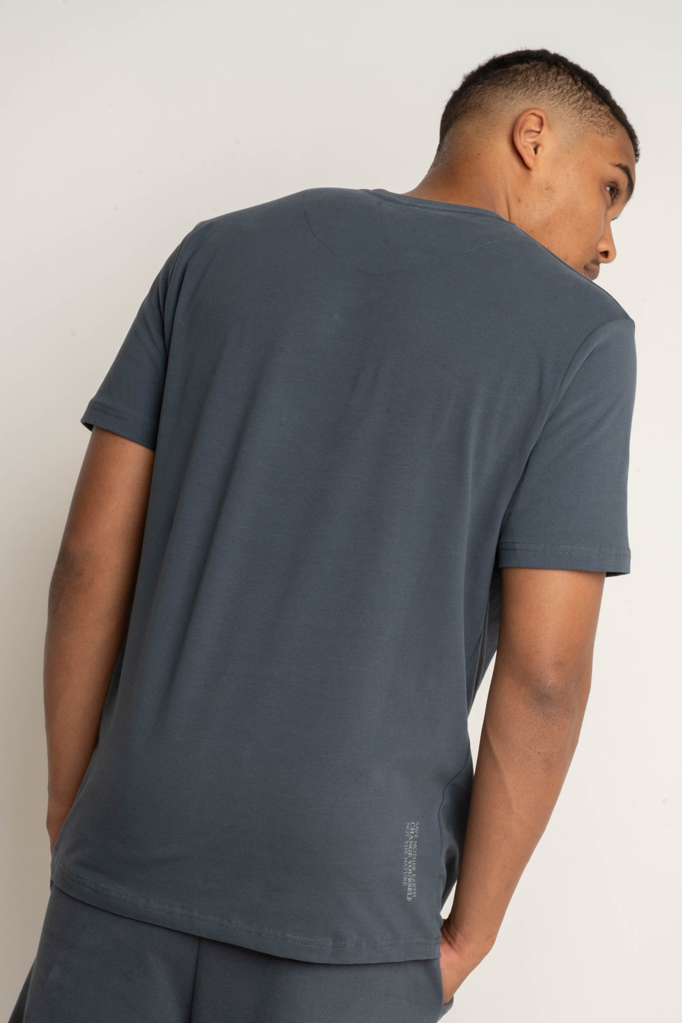 MEN'S GRAPHITE T-SHIRT - EVEREST
