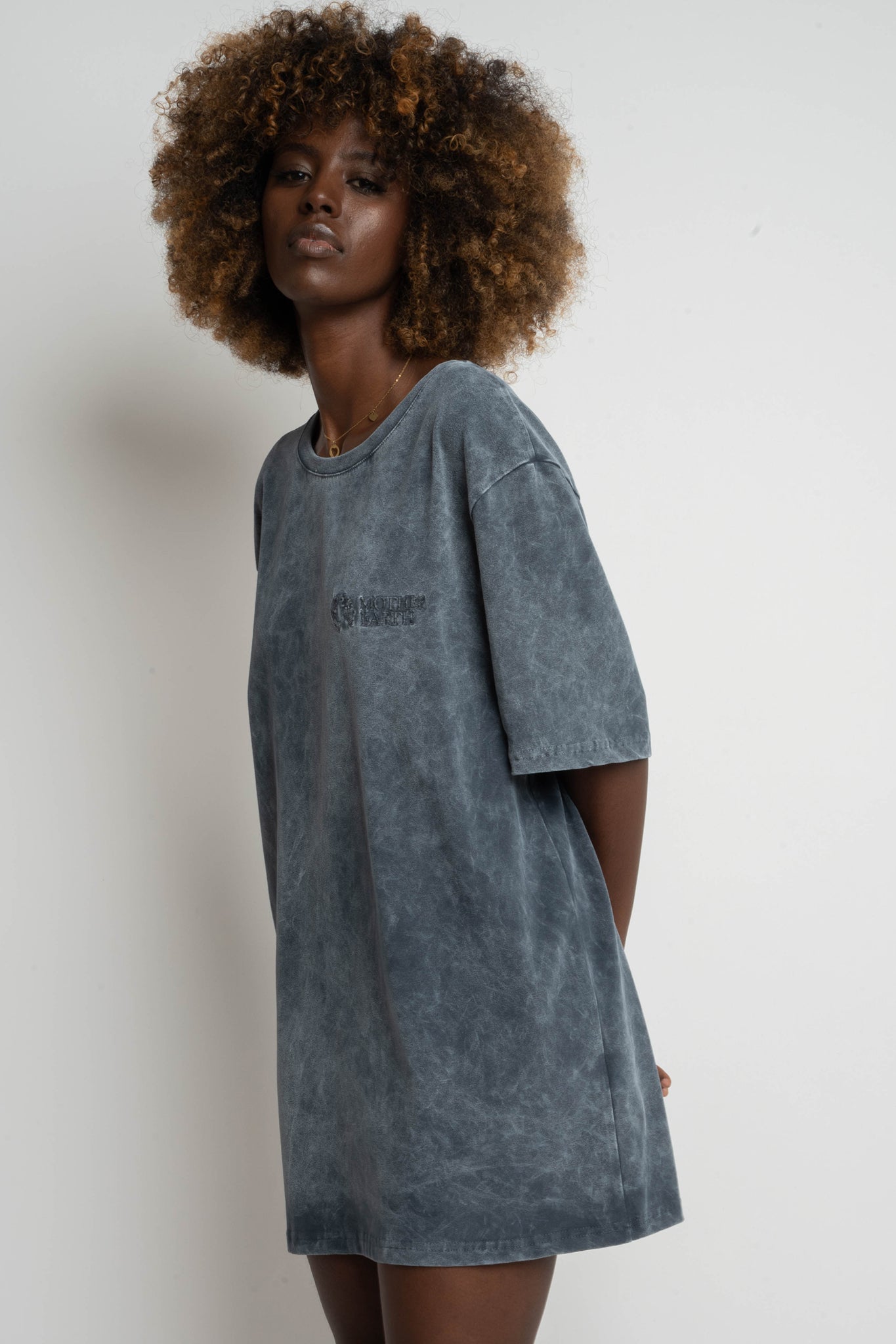 T-SHIRT DAMSKI Z EFEKTEM WASHED GRAFITOWY - ARETE