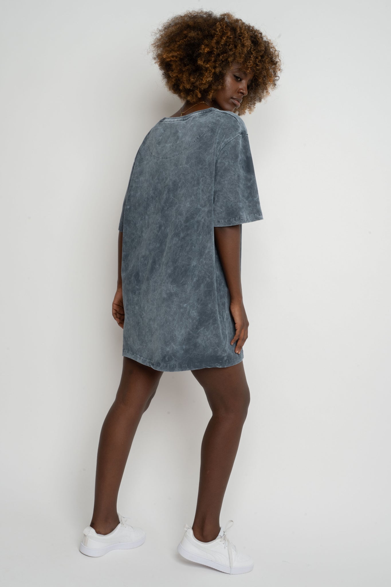 T-SHIRT DAMSKI Z EFEKTEM WASHED GRAFITOWY - ARETE