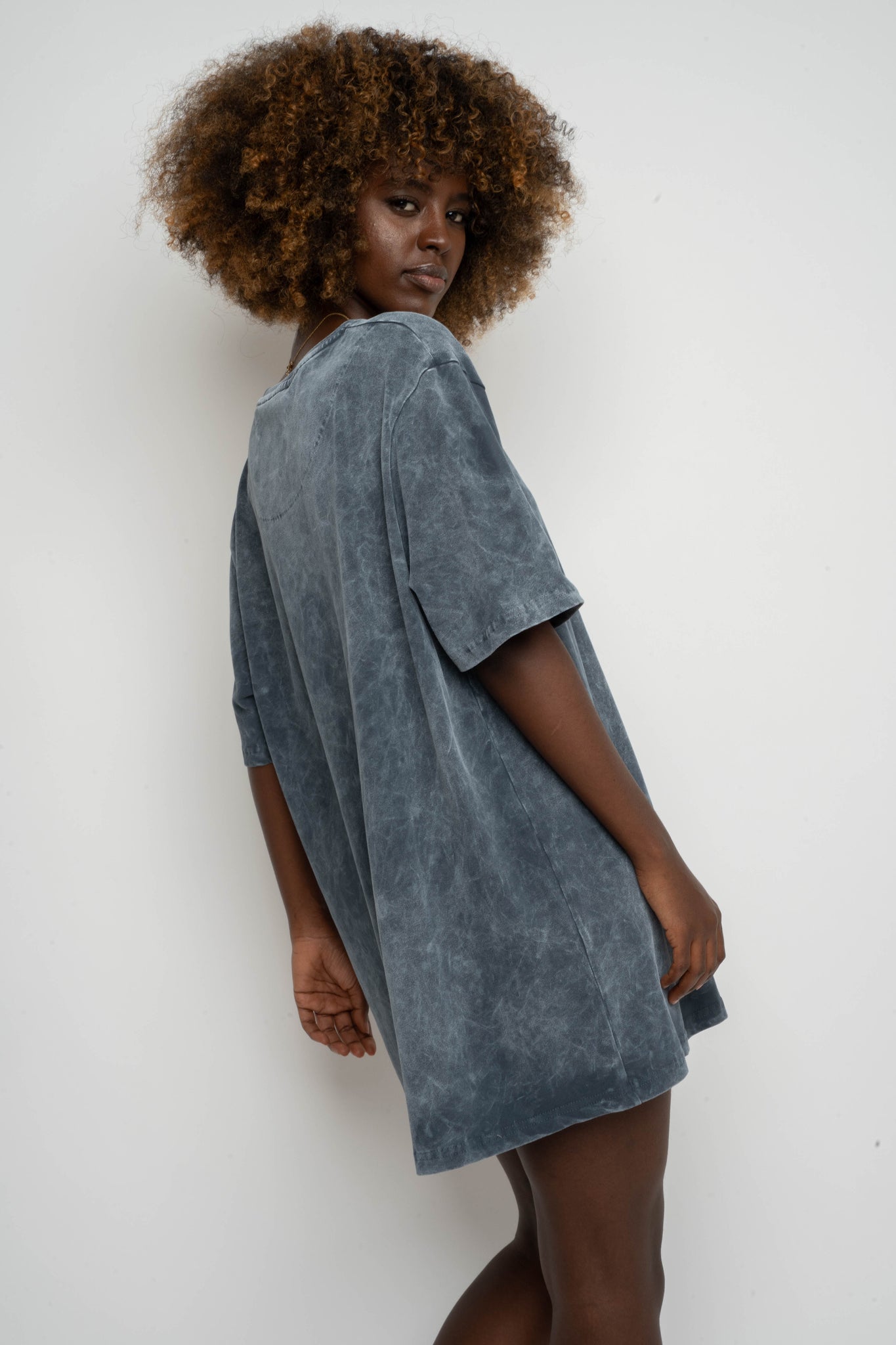 T-SHIRT DAMSKI Z EFEKTEM WASHED GRAFITOWY - ARETE