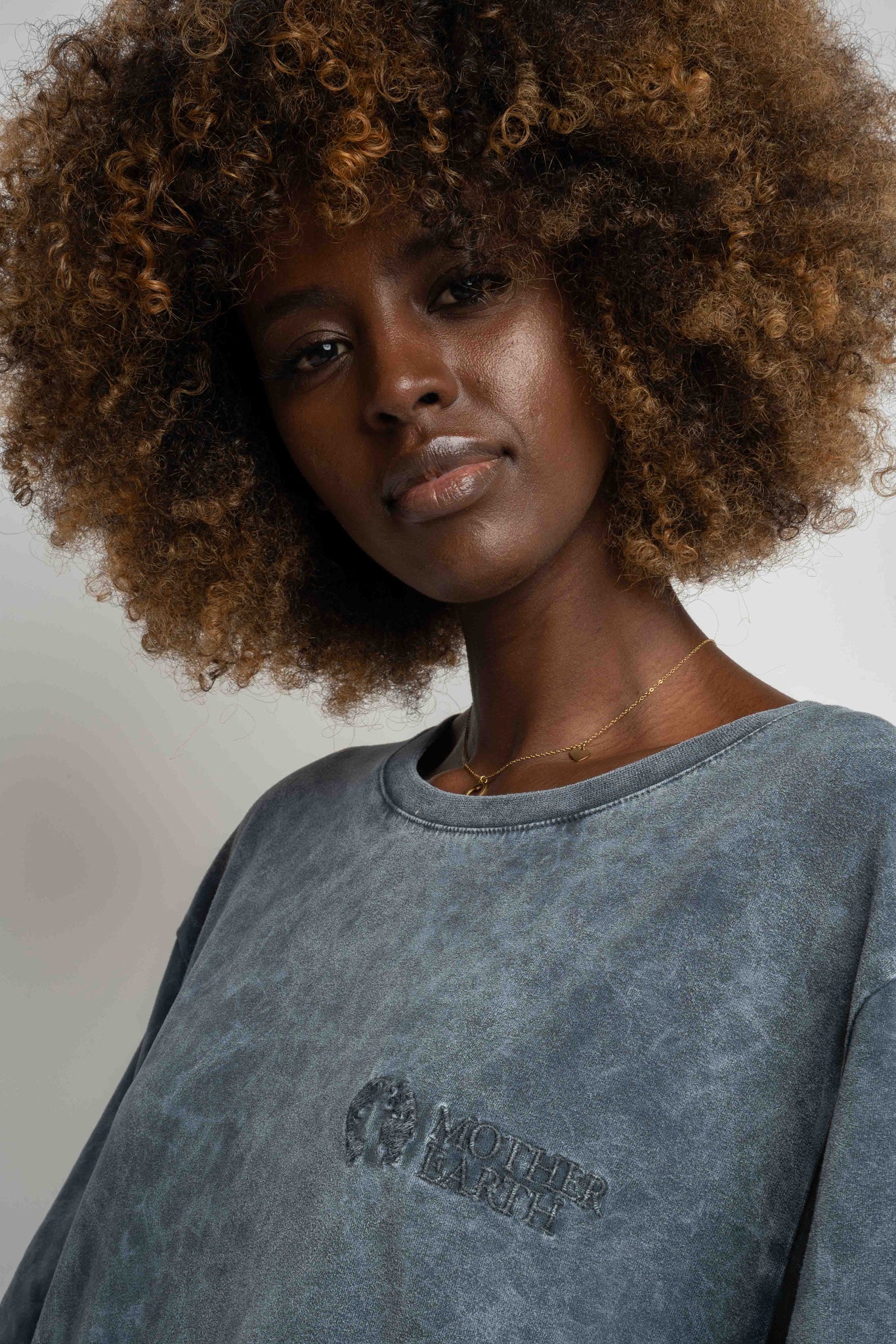 T-SHIRT DAMSKI Z EFEKTEM WASHED GRAFITOWY - ARETE
