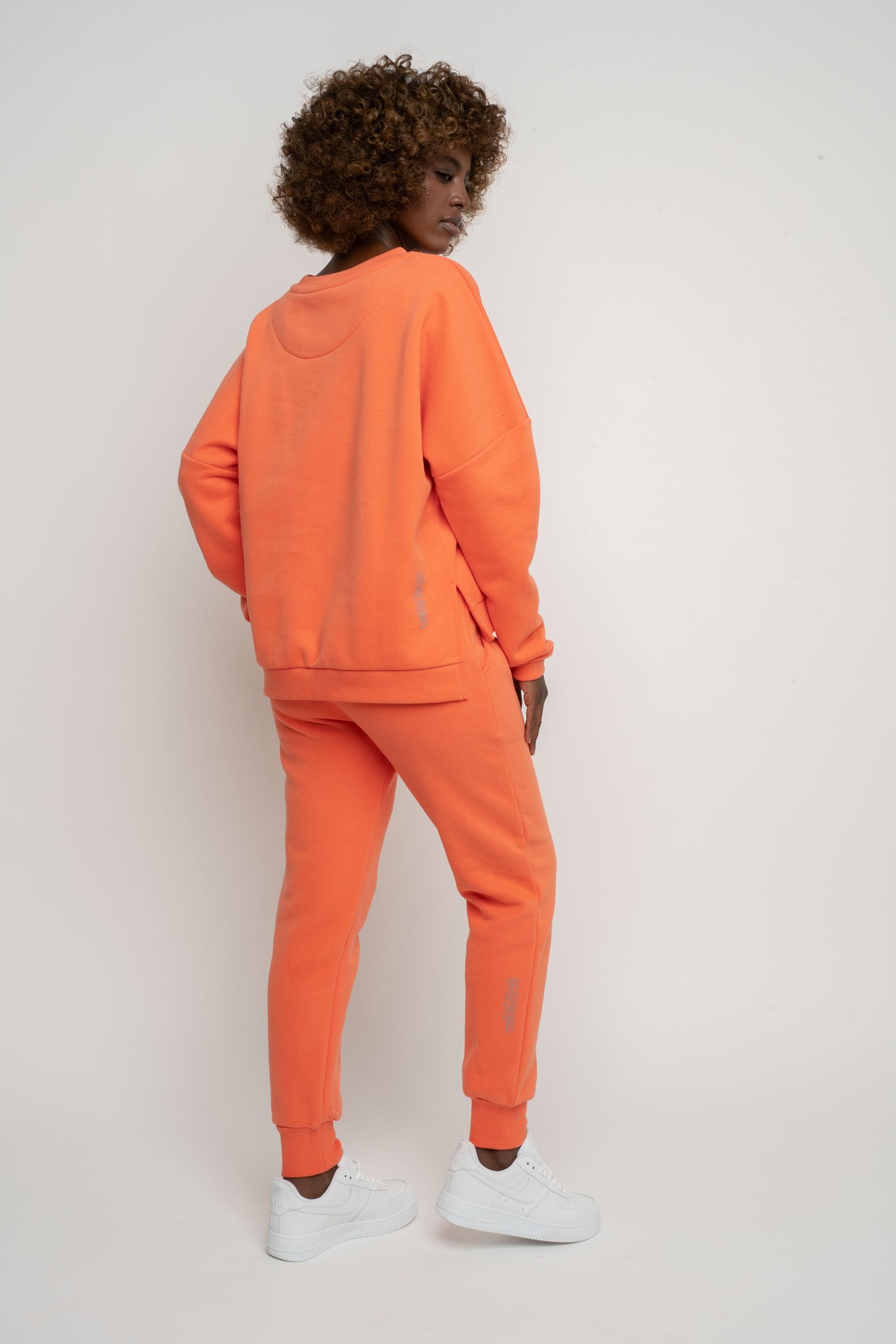 BLUZA O KROJU REGULAR FIT Z DŁUŻSZYM TYŁEM PUMPKIN POMARAŃCZOWA - COOK