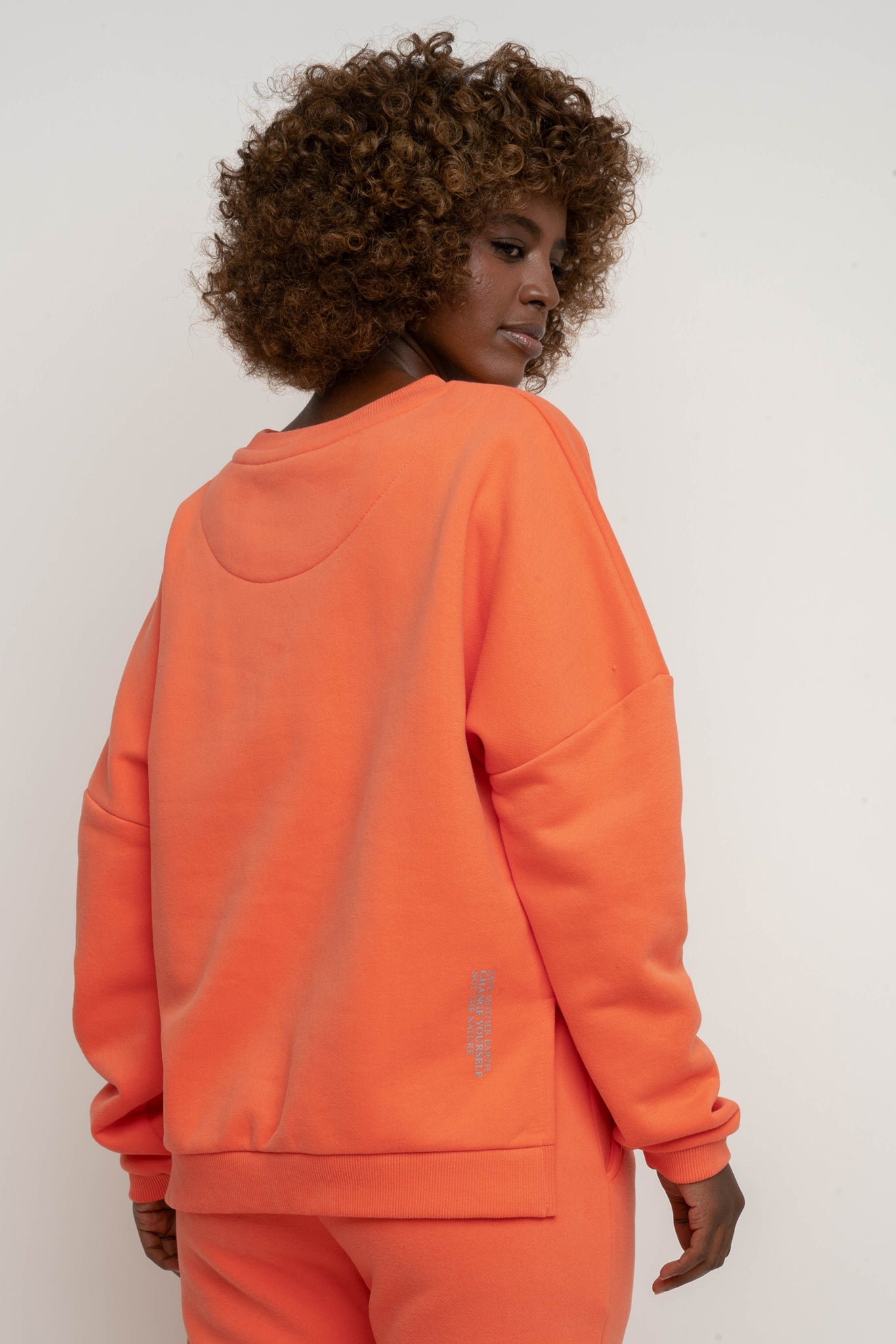 BLUZA O KROJU REGULAR FIT Z DŁUŻSZYM TYŁEM PUMPKIN POMARAŃCZOWA - COOK