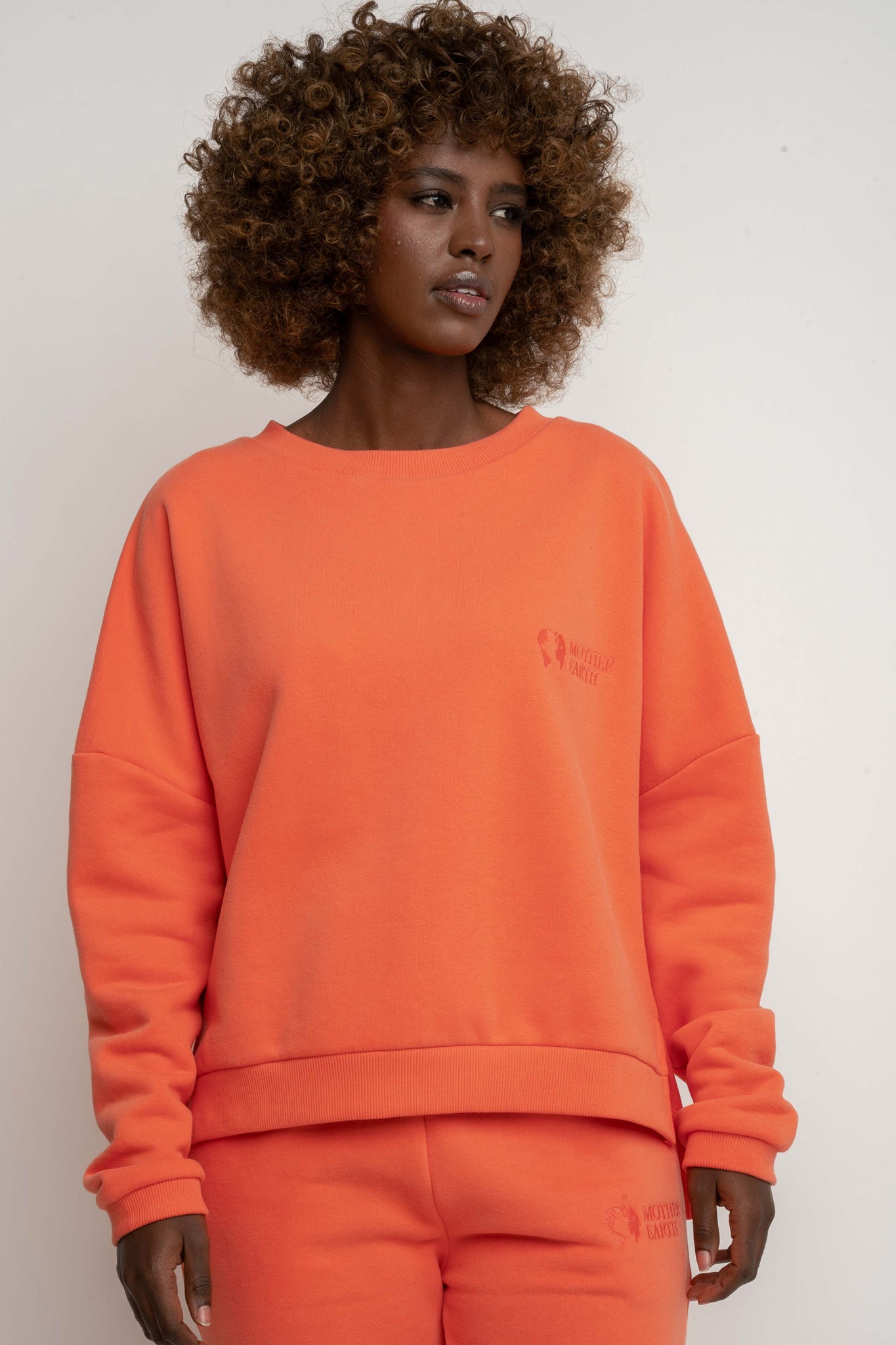 BLUZA O KROJU REGULAR FIT Z DŁUŻSZYM TYŁEM PUMPKIN POMARAŃCZOWA - COOK
