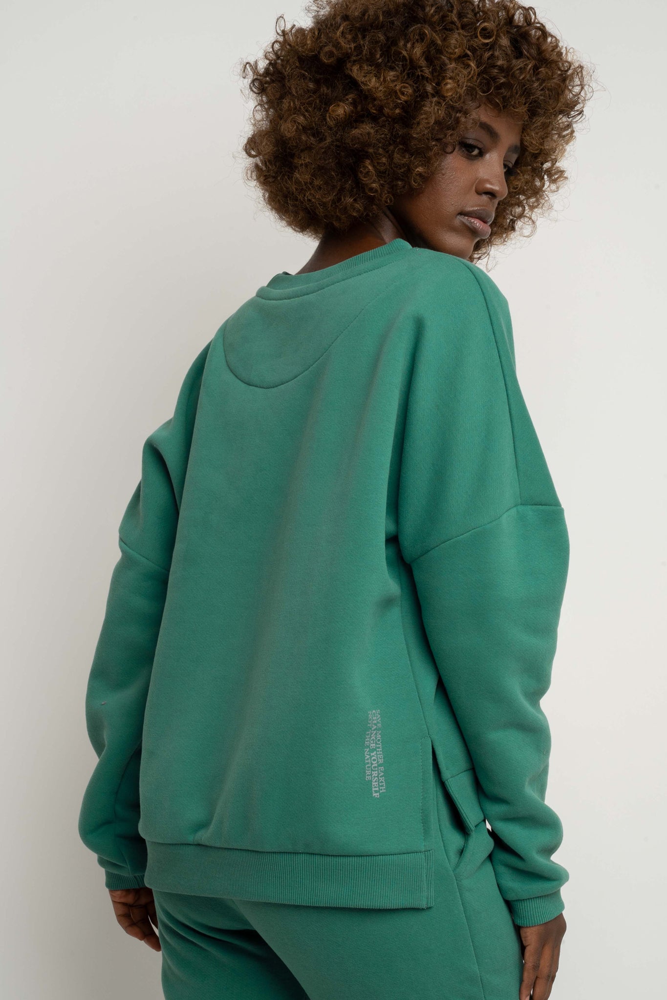 BLUZA O KROJU REGULAR FIT Z DŁUŻSZYM TYŁEM ZIELONA - COOK