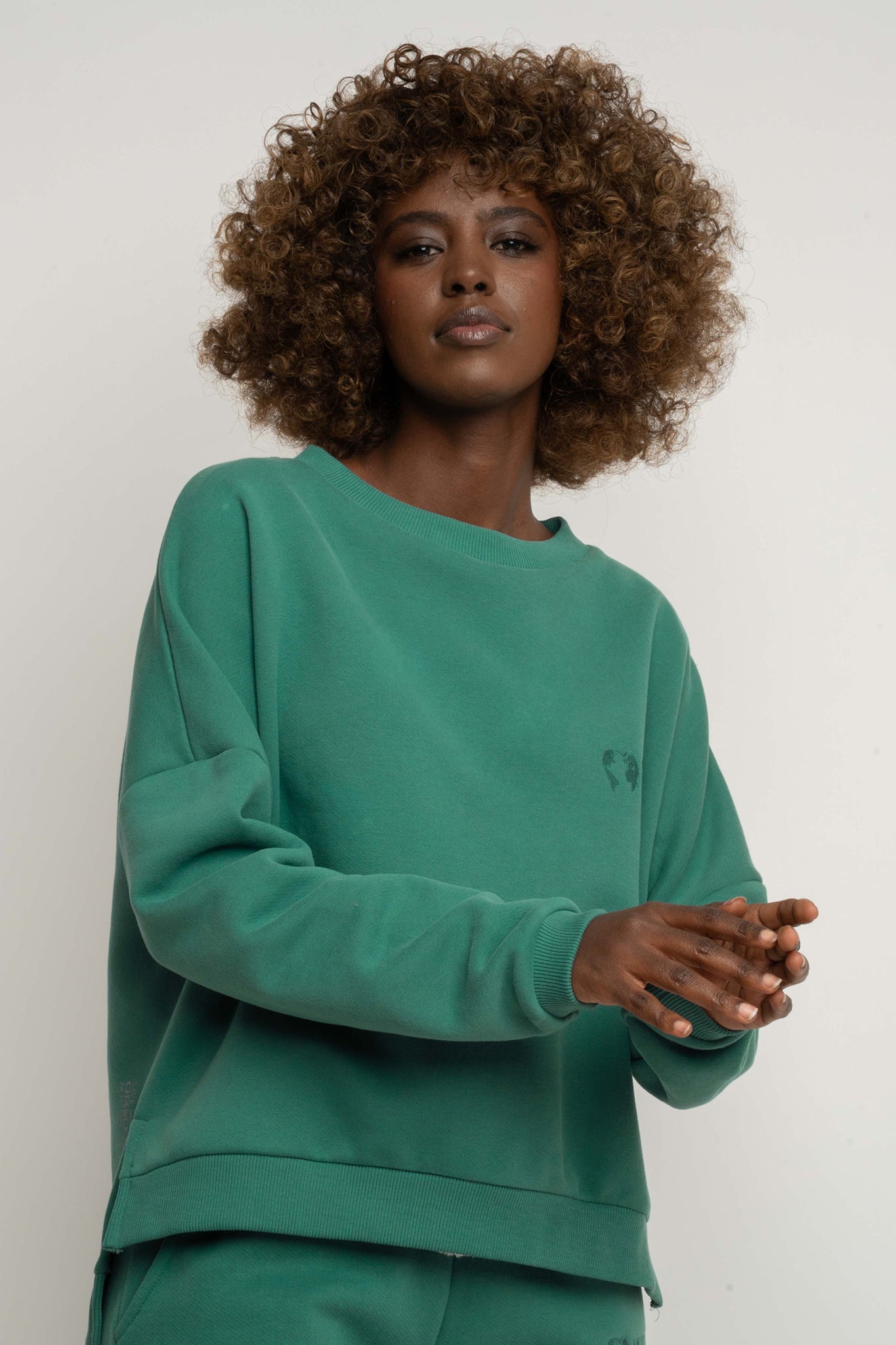 BLUZA O KROJU REGULAR FIT Z DŁUŻSZYM TYŁEM ZIELONA - COOK