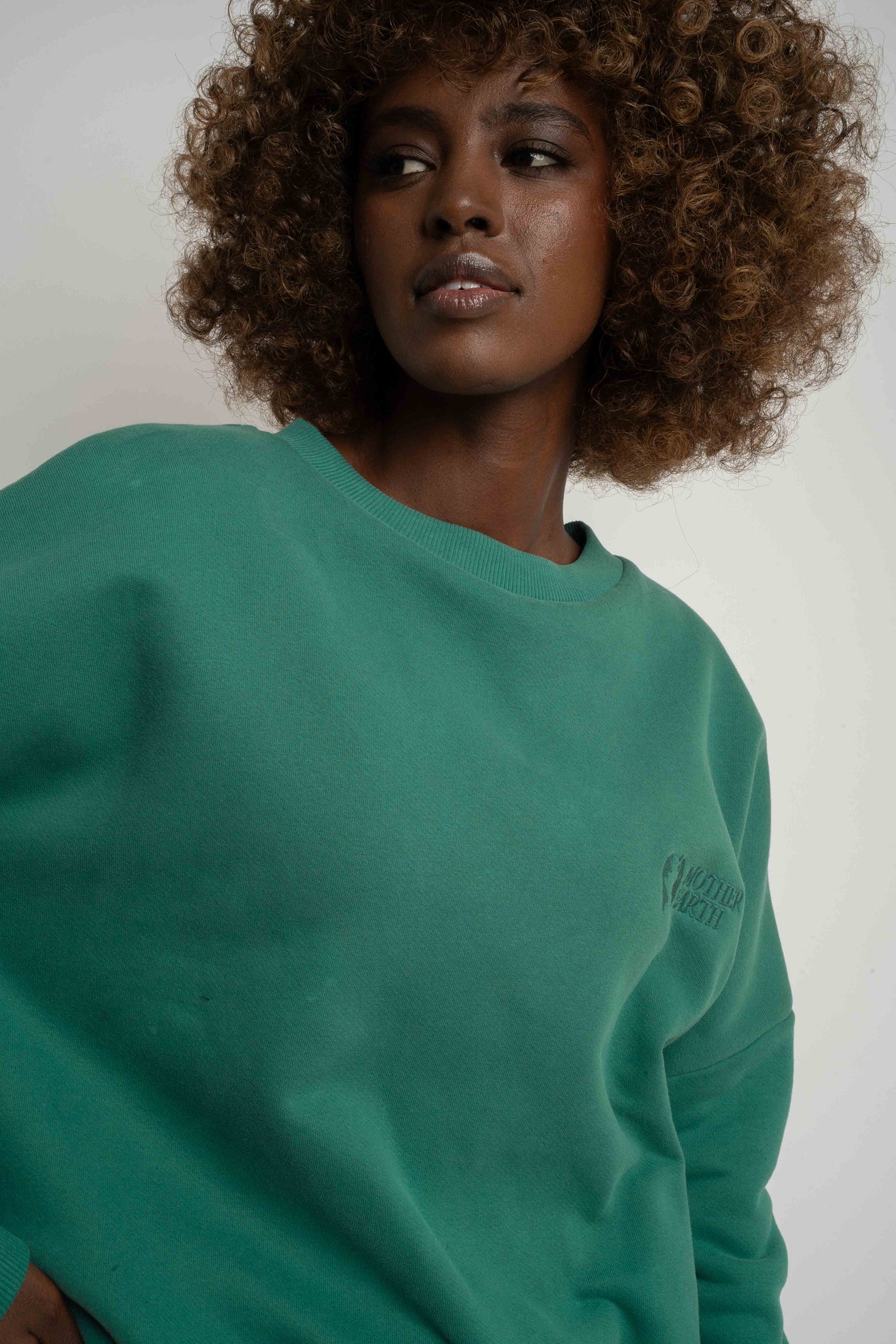 BLUZA O KROJU REGULAR FIT Z DŁUŻSZYM TYŁEM ZIELONA - COOK