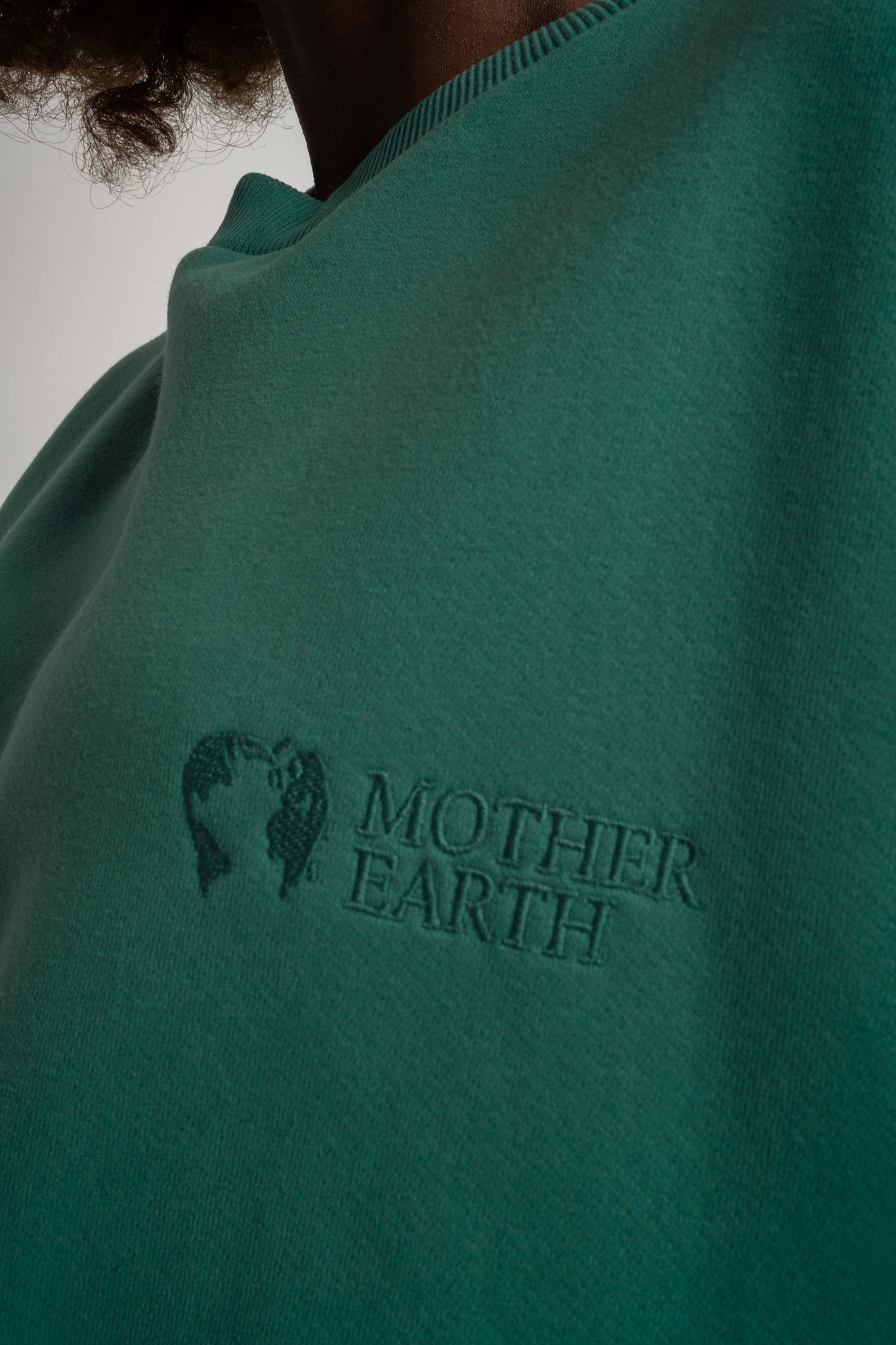 BLUZA O KROJU REGULAR FIT Z DŁUŻSZYM TYŁEM ZIELONA - COOK