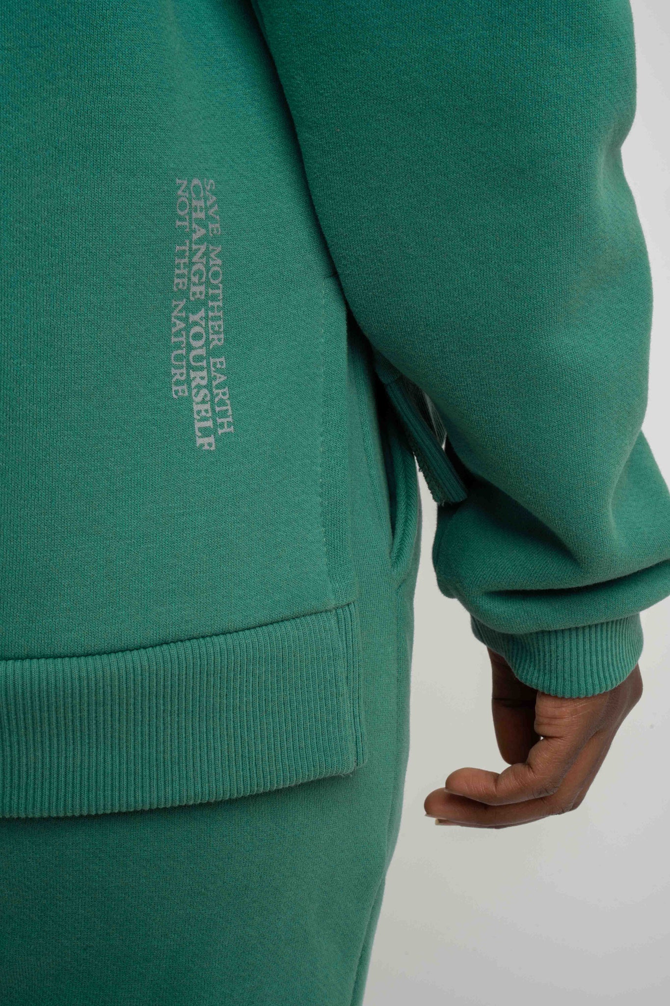 BLUZA O KROJU REGULAR FIT Z DŁUŻSZYM TYŁEM ZIELONA - COOK