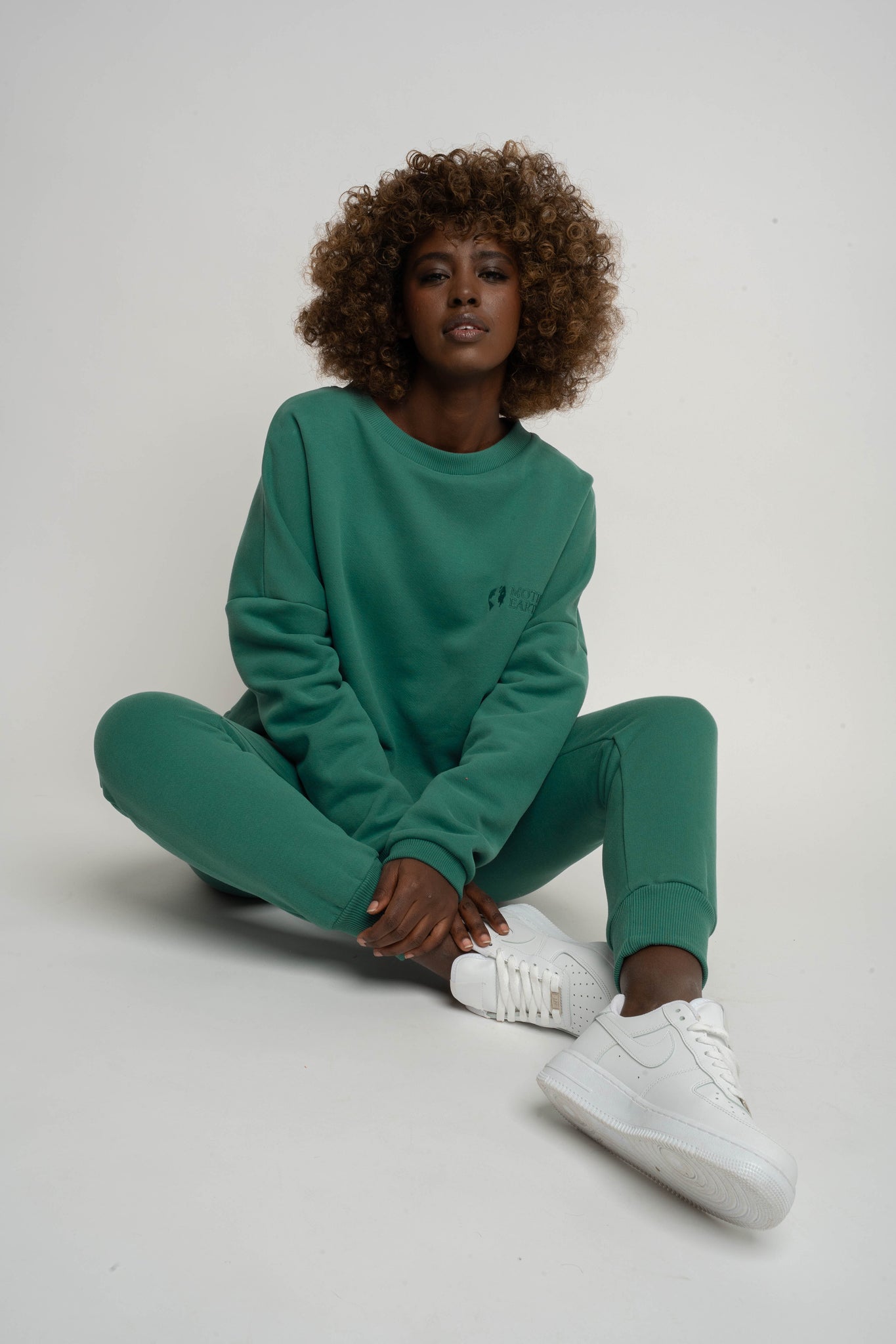 BLUZA O KROJU REGULAR FIT Z DŁUŻSZYM TYŁEM ZIELONA - COOK