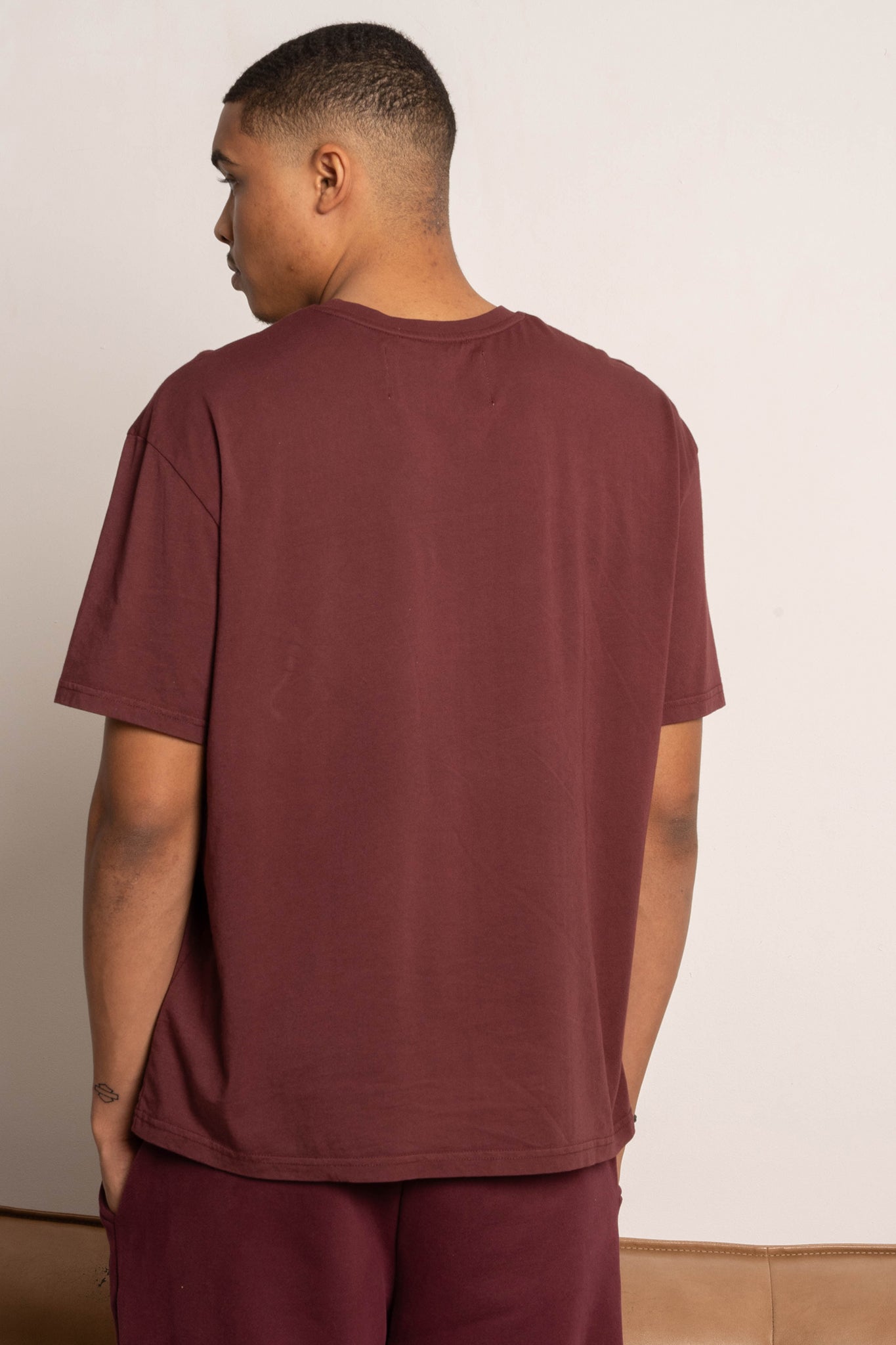 T-SHIRT OVERSIZE Z DELIKATNYM EFEKTEM SPRANIA BORDOWY - MOROTAI