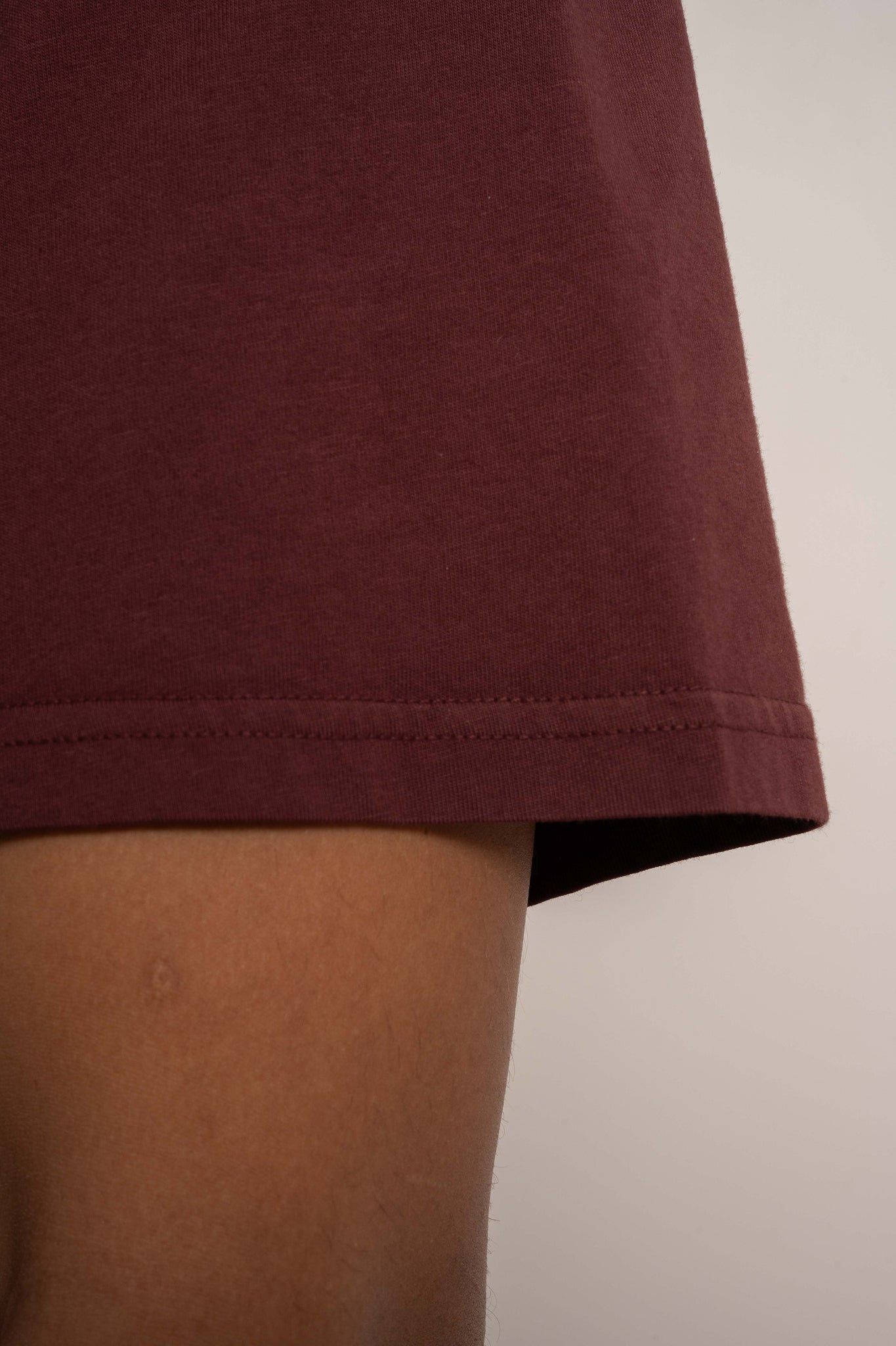 T-SHIRT OVERSIZE Z DELIKATNYM EFEKTEM SPRANIA BORDOWY - MOROTAI