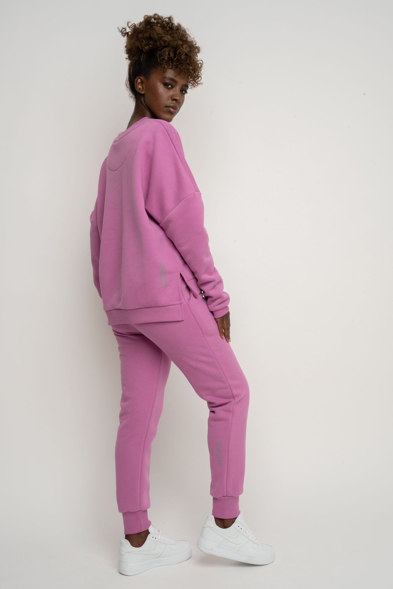 BLUZA O KROJU REGULAR FIT Z DŁUŻSZYM TYŁEM CUKIERKOWY RÓŻ - COOK