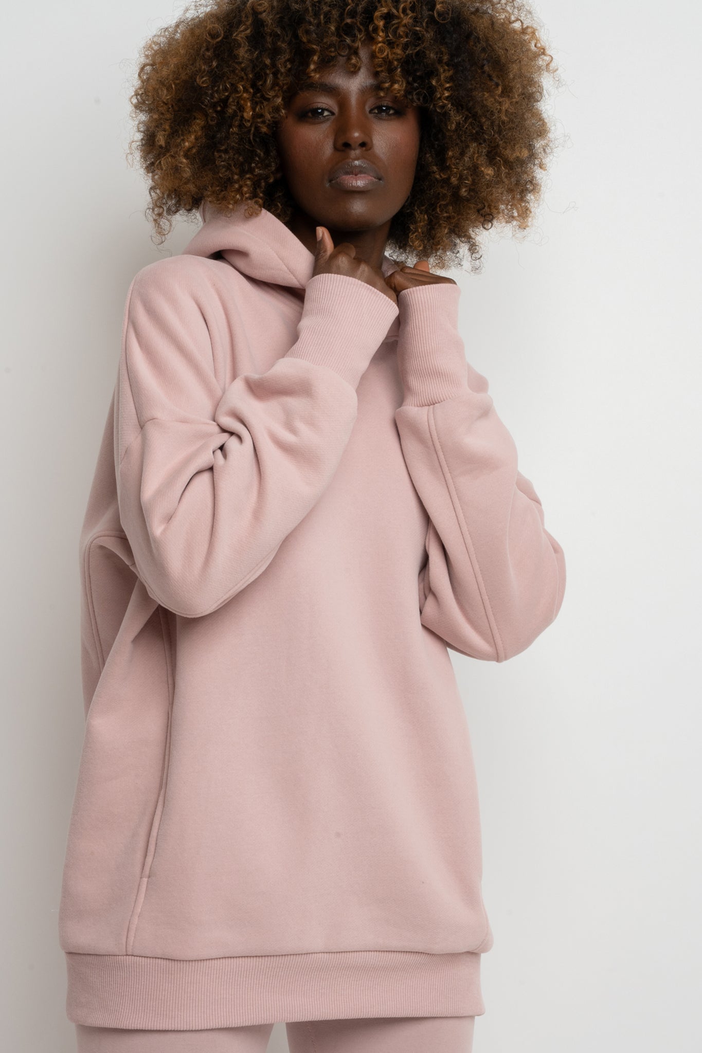 BLUZA OVERSIZE Z KAPTUREM JASNORÓŻOWA - EGERIA