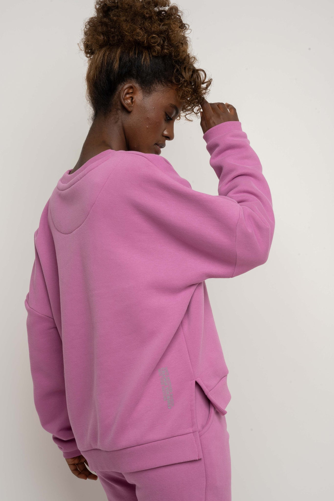 BLUZA O KROJU REGULAR FIT Z DŁUŻSZYM TYŁEM CUKIERKOWY RÓŻ - COOK