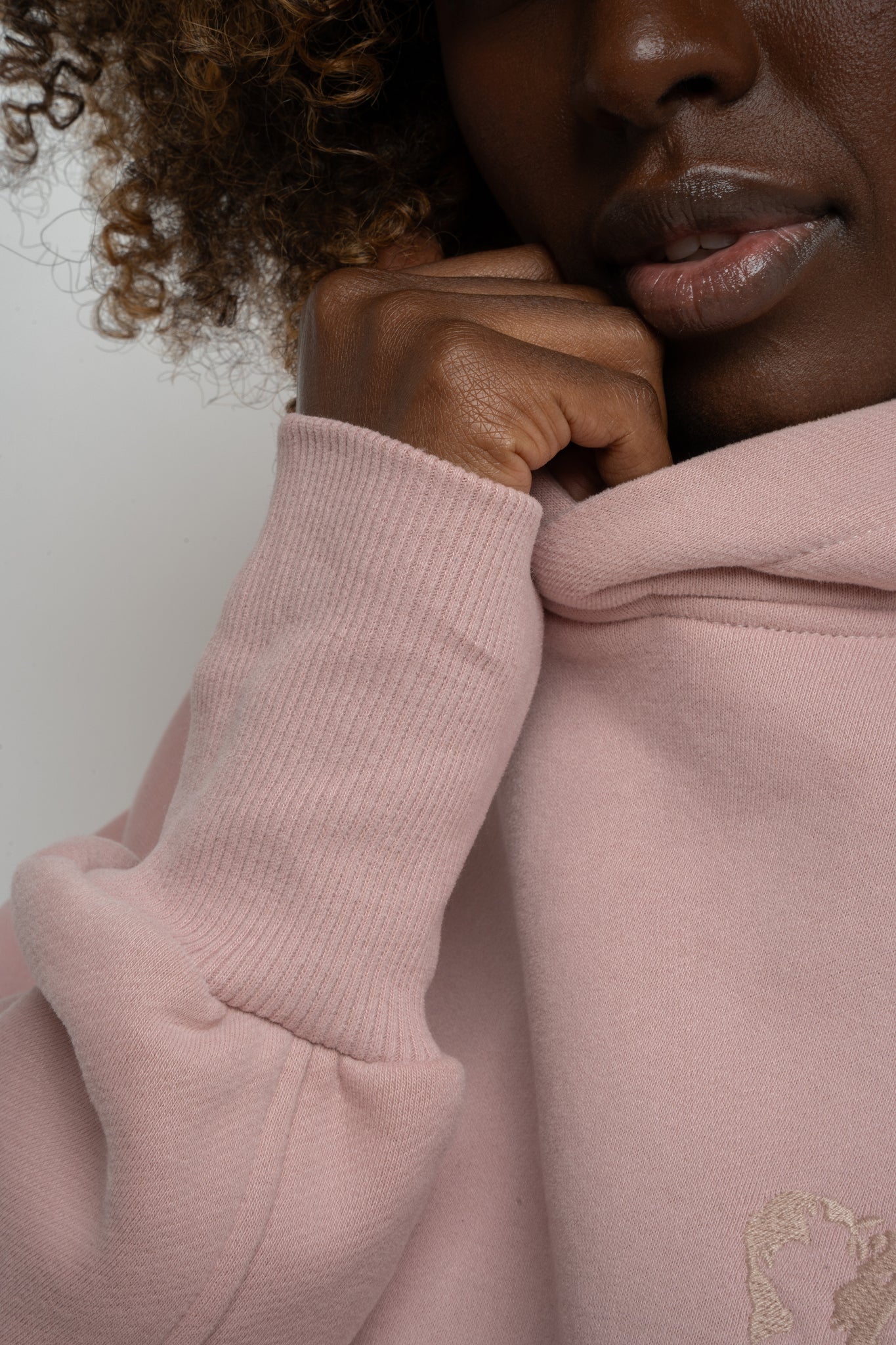 BLUZA OVERSIZE Z KAPTUREM JASNORÓŻOWA - EGERIA