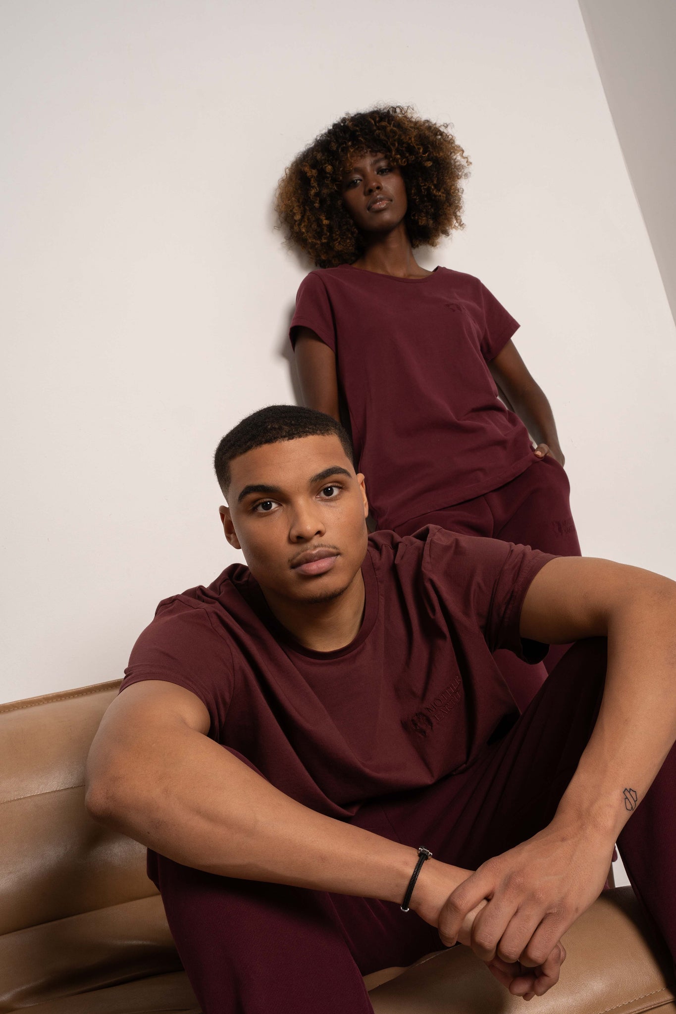 T-SHIRT OVERSIZE Z DELIKATNYM EFEKTEM SPRANIA BORDOWY - MOROTAI