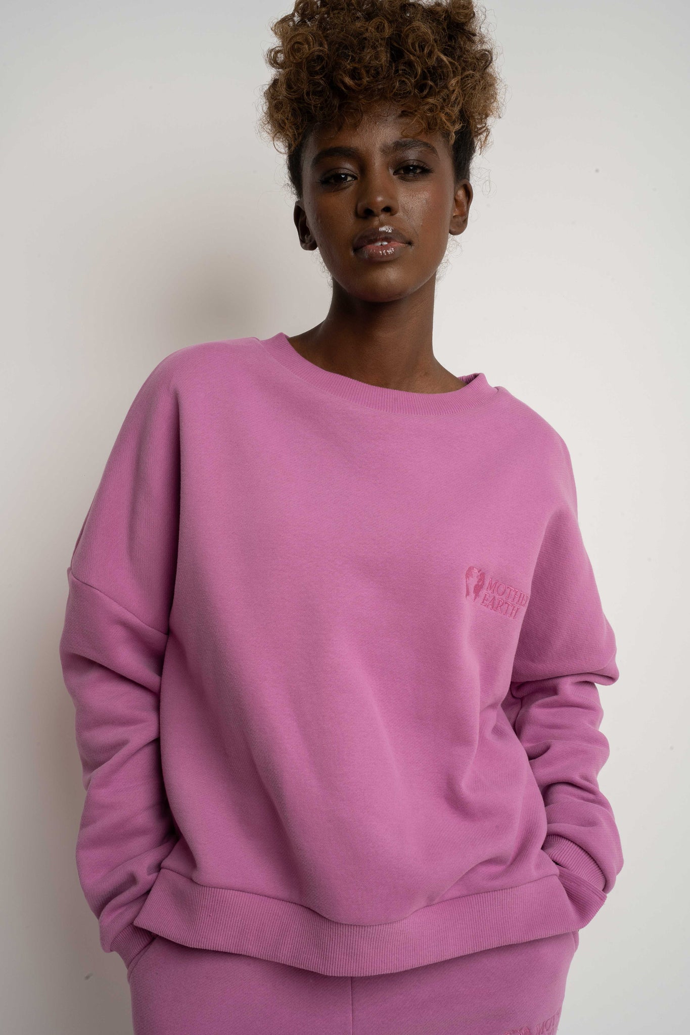 BLUZA O KROJU REGULAR FIT Z DŁUŻSZYM TYŁEM CUKIERKOWY RÓŻ - COOK