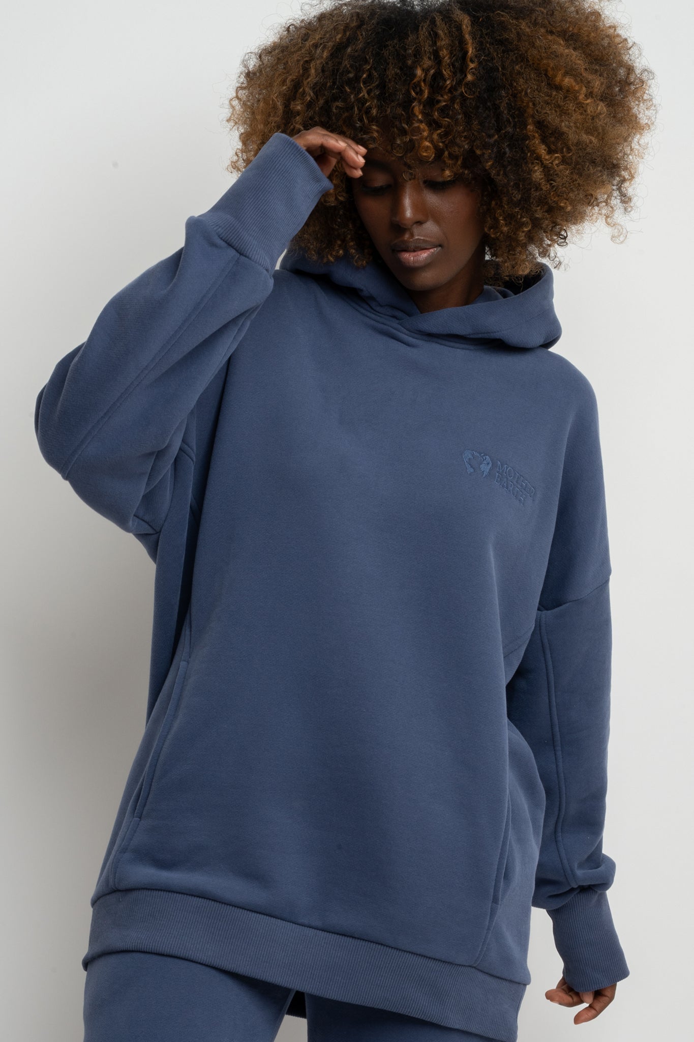 BLUZA OVERSIZE Z KAPTUREM GRANATOWA - EGERIA