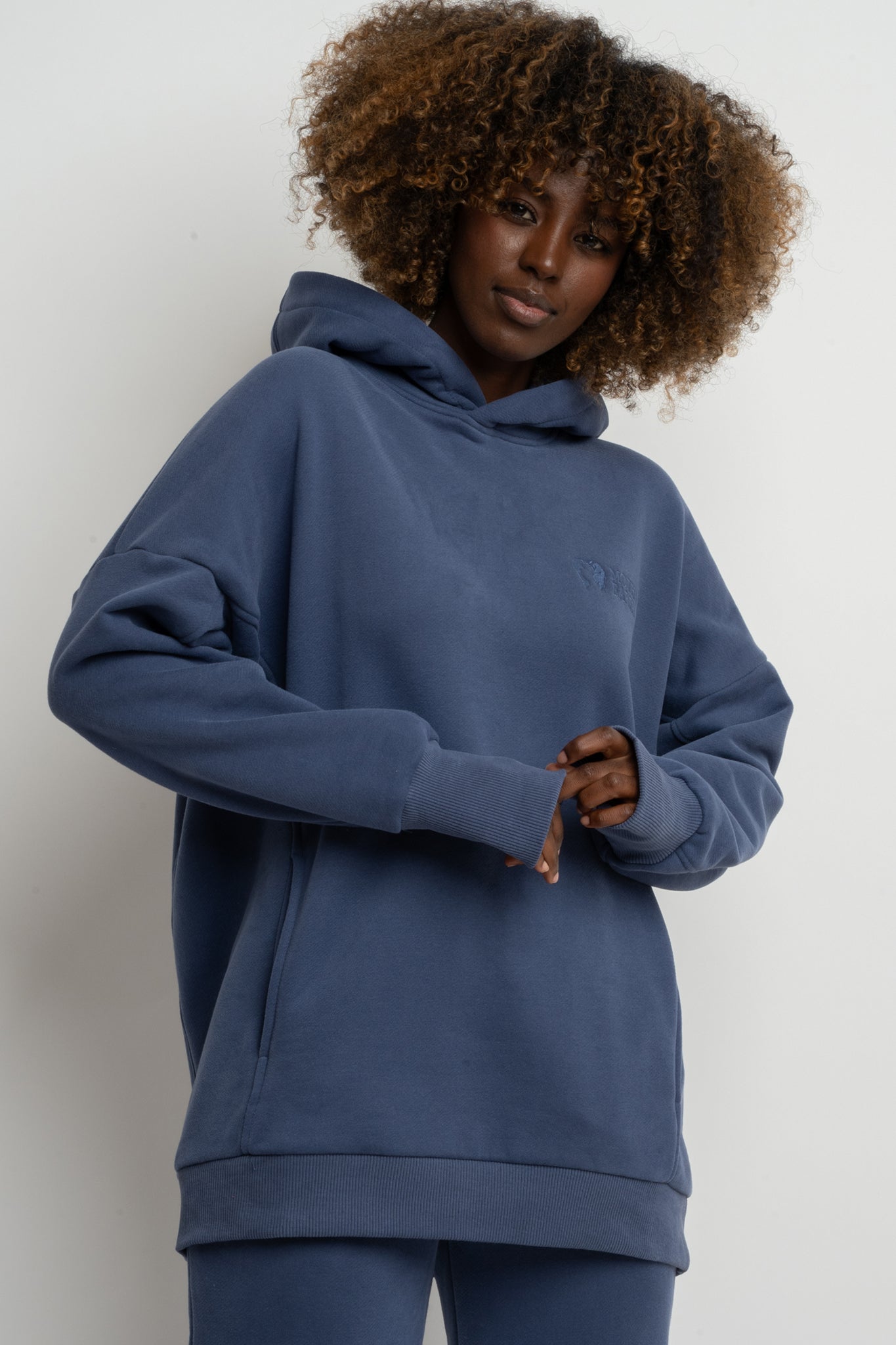 BLUZA OVERSIZE Z KAPTUREM GRANATOWA - EGERIA